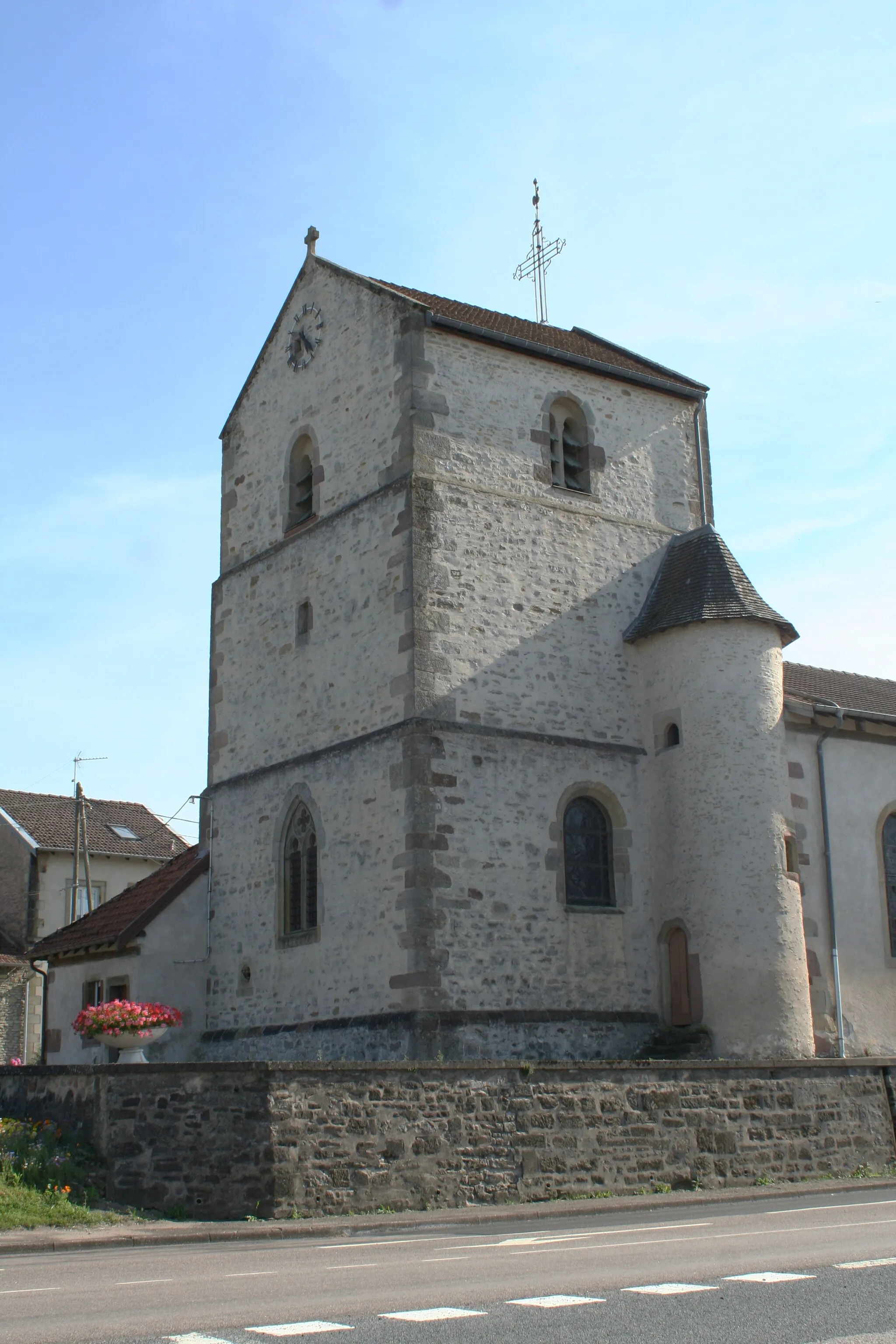 Photo showing: Clocher roman de l'église Saint-Èvre de Vomécourt (Vosges)