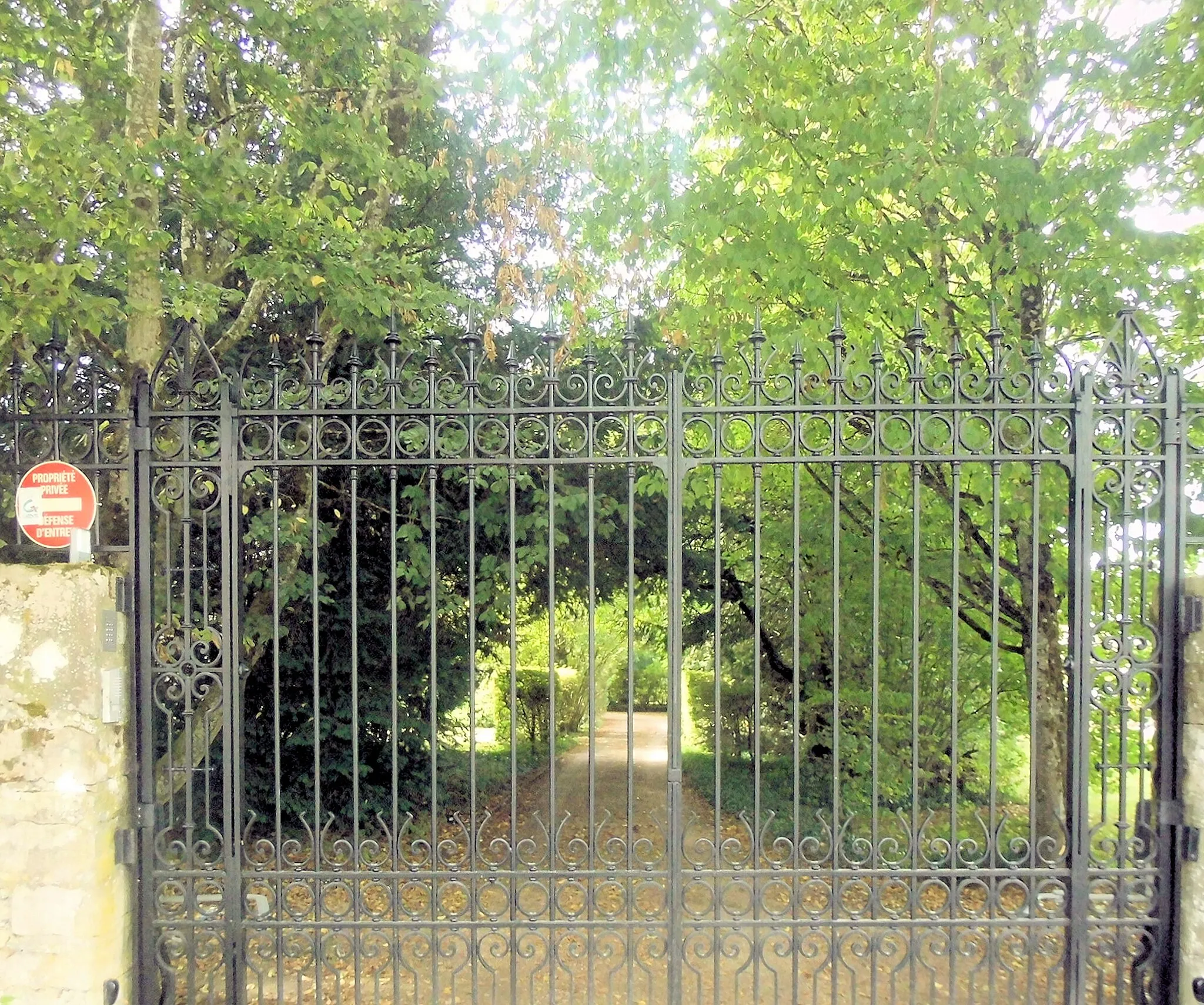 Photo showing: La porte d'entrée verrouillée du Château de Crèvecœur - proprieté private; défense d'entrée de Vaudéville