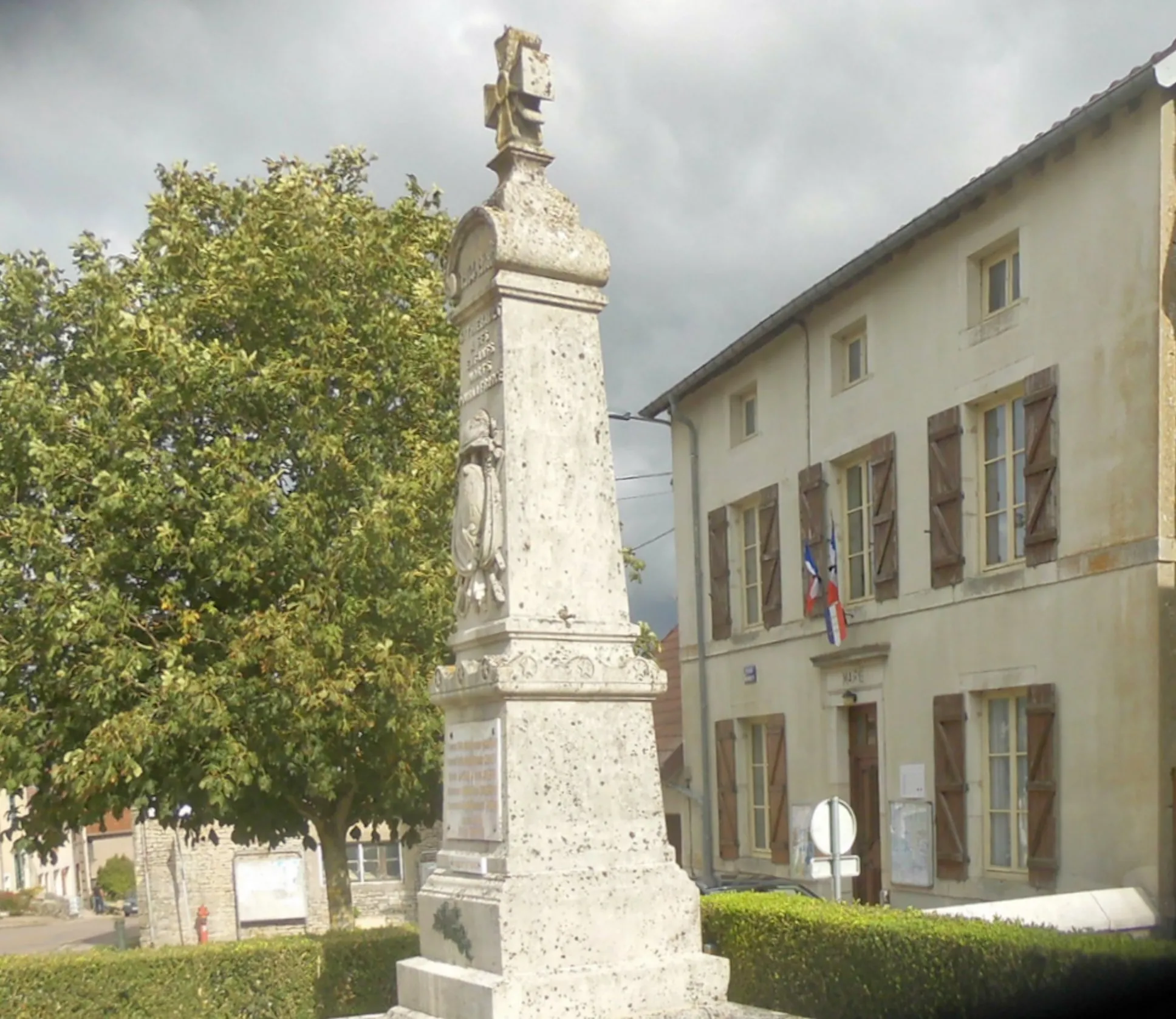 Photo showing: La mairie et Monument aux morts à Saint-Thiébault