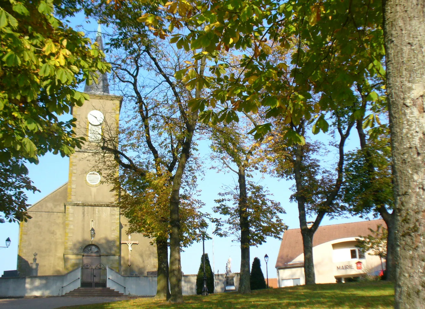 Photo showing: L'église d'Altviller et la place de la Mairie à Altviller