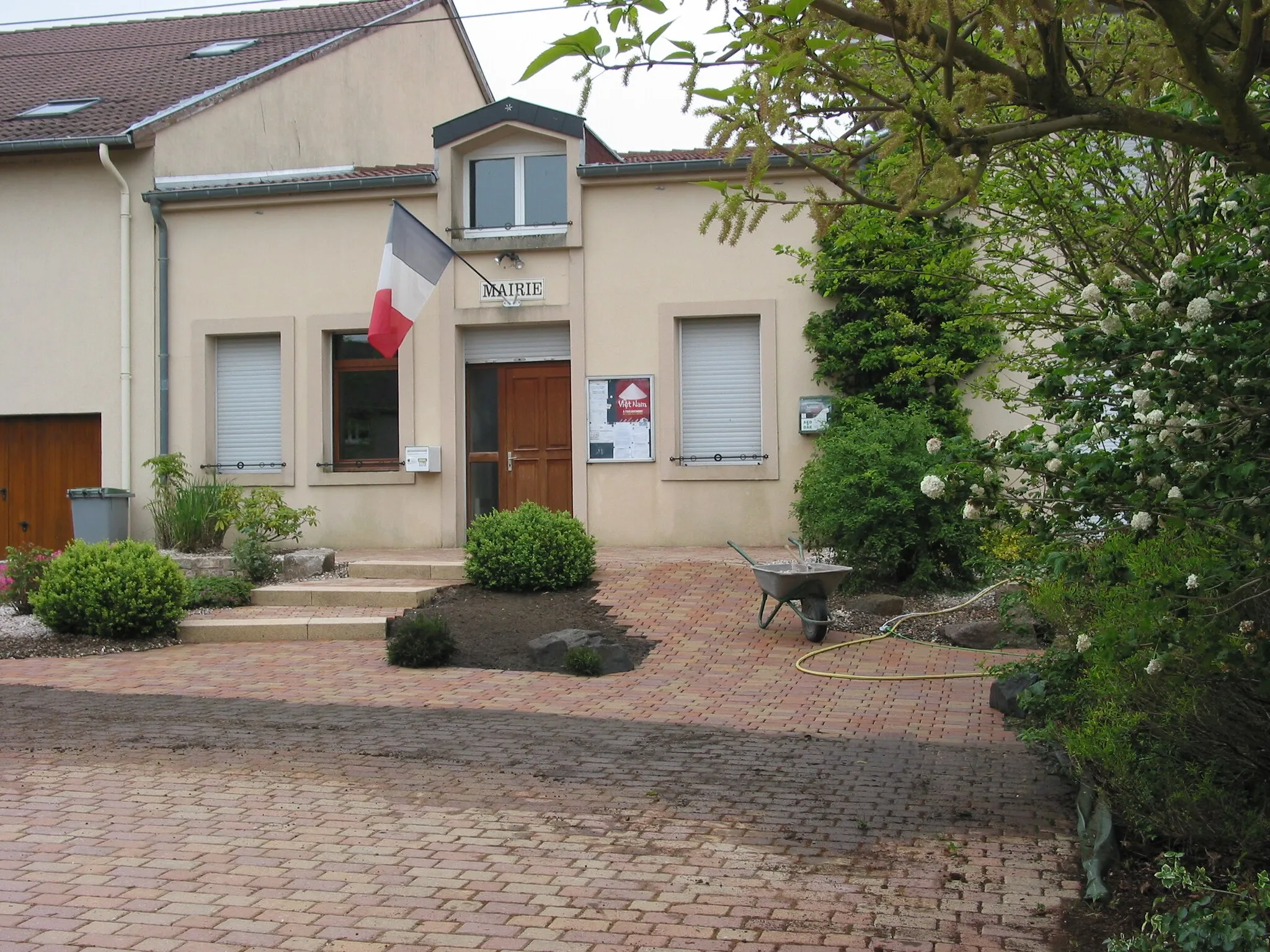 Photo showing: La mairie, salle du conseil et secrétariat se partagent un petit espace.