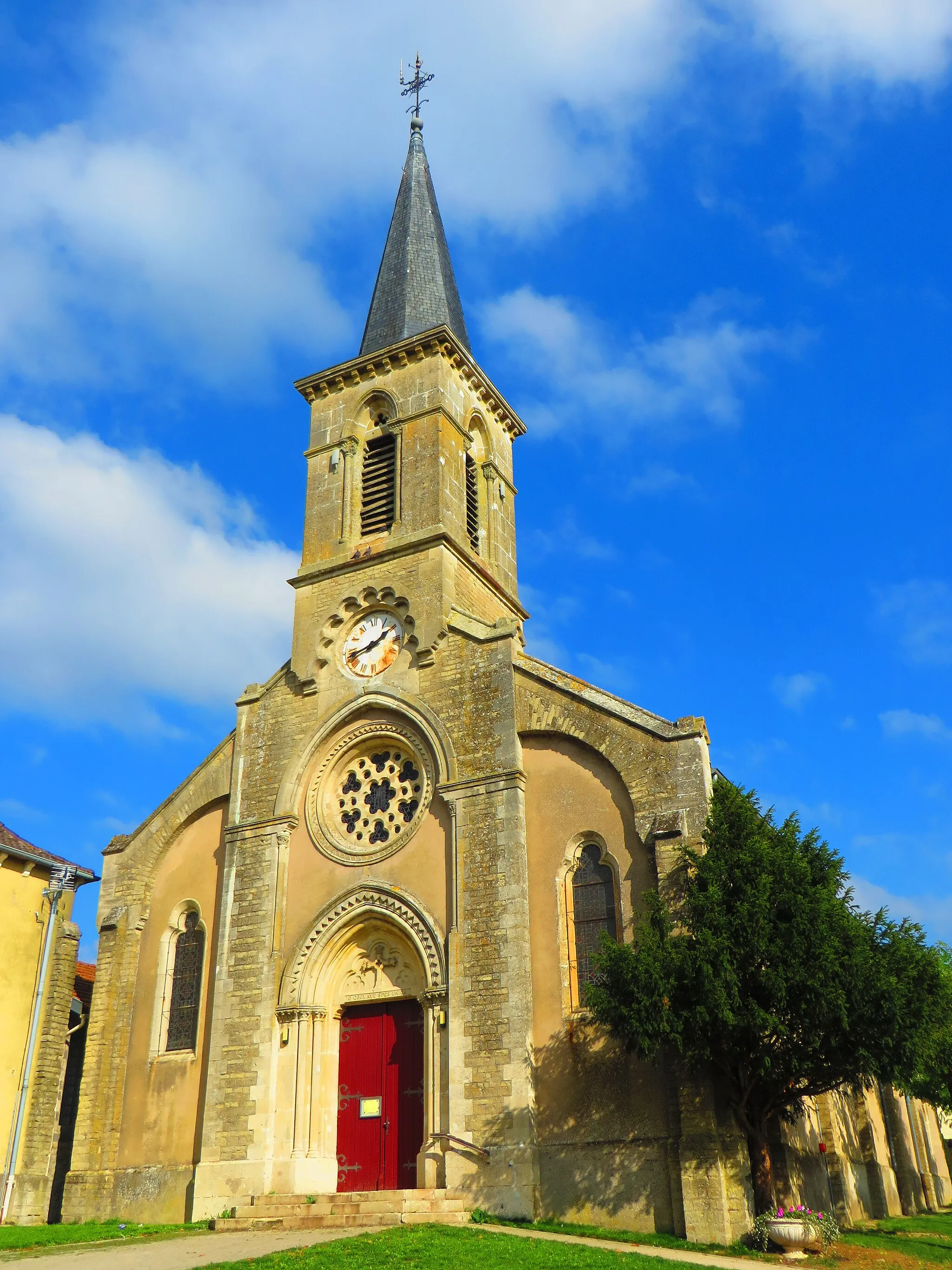 Photo showing: Aulnois-sur-Seille l'église de l'Exaltation-de-la-Sainte-Croix