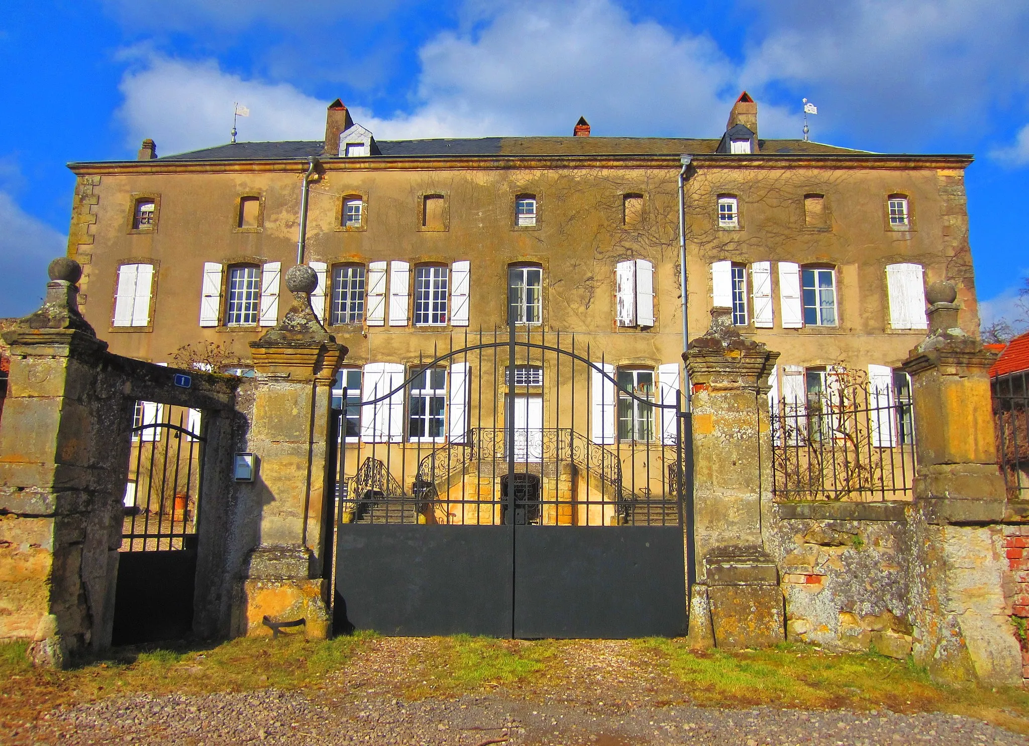 Photo showing: This building is inscrit au titre des monuments historiques de la France. It is indexed in the base Mérimée, a database of architectural heritage maintained by the French Ministry of Culture, under the reference PA00125533 .