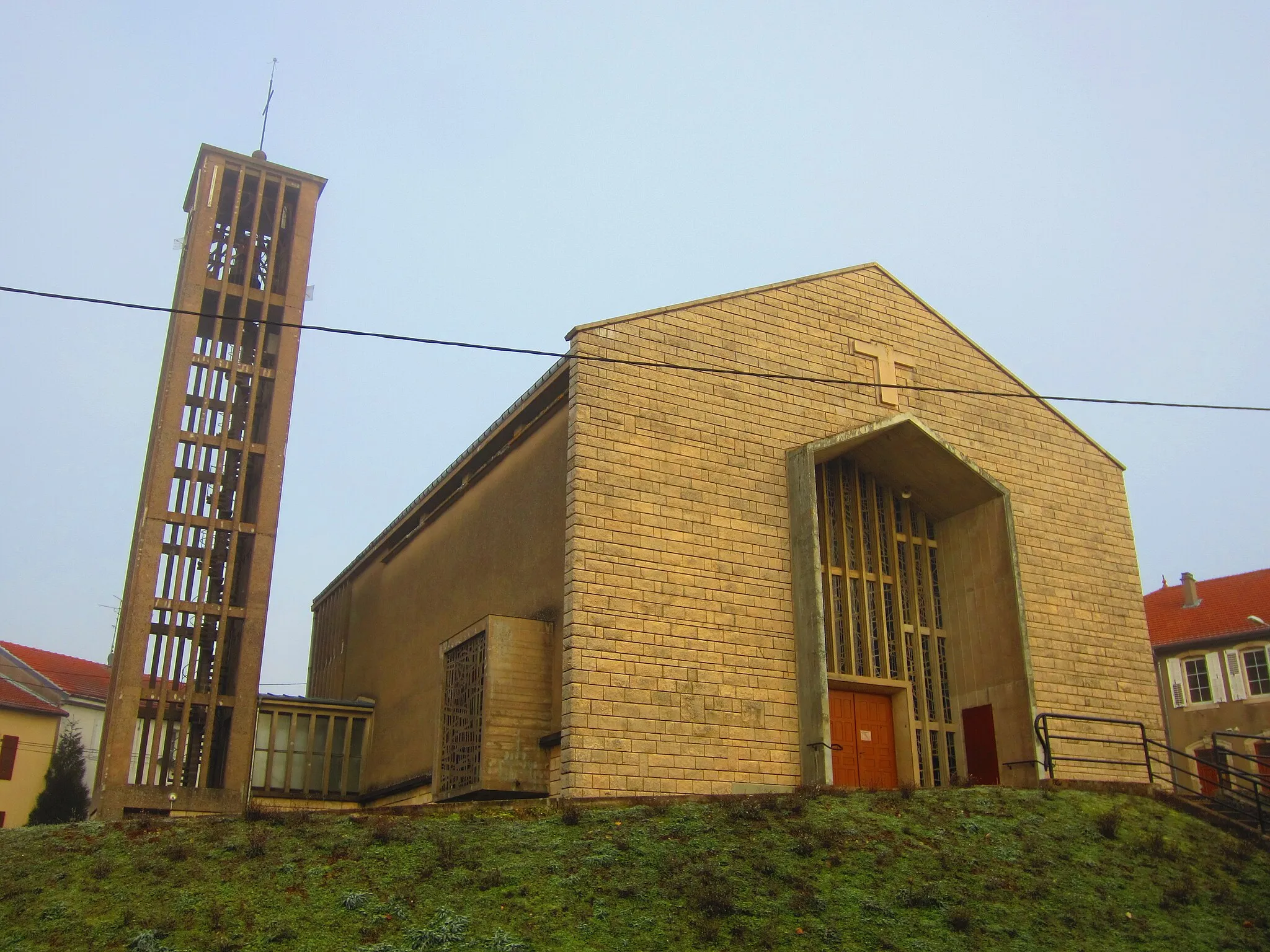 Photo showing: Chambrey church
