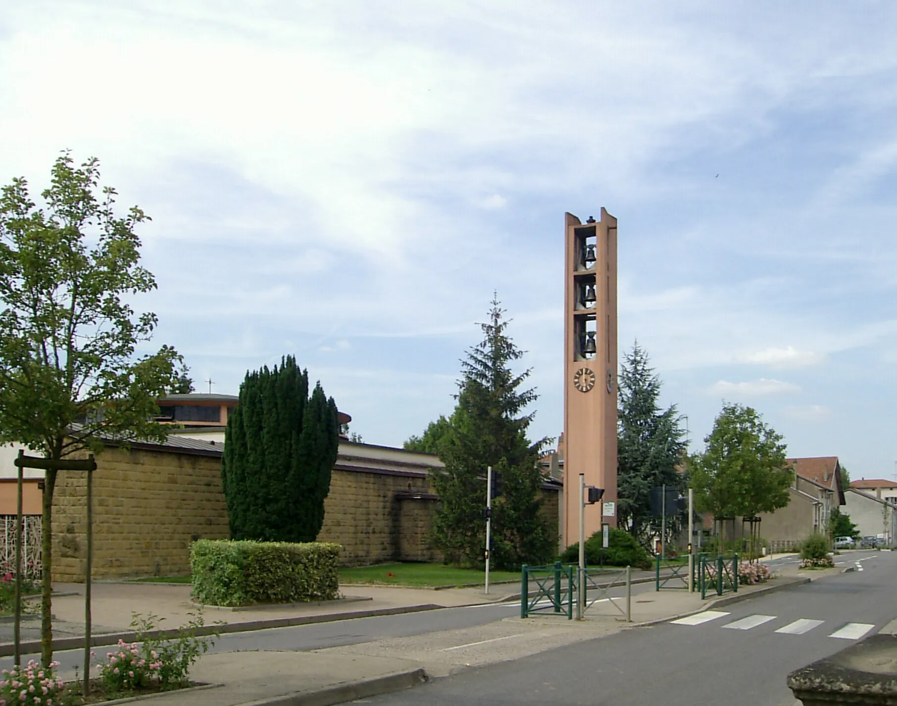 Photo showing: Clocher d'église Saint-Martin á Corny-sur-Moselle (d'avant-garde 1960, architectes Pingusson et Prillien)