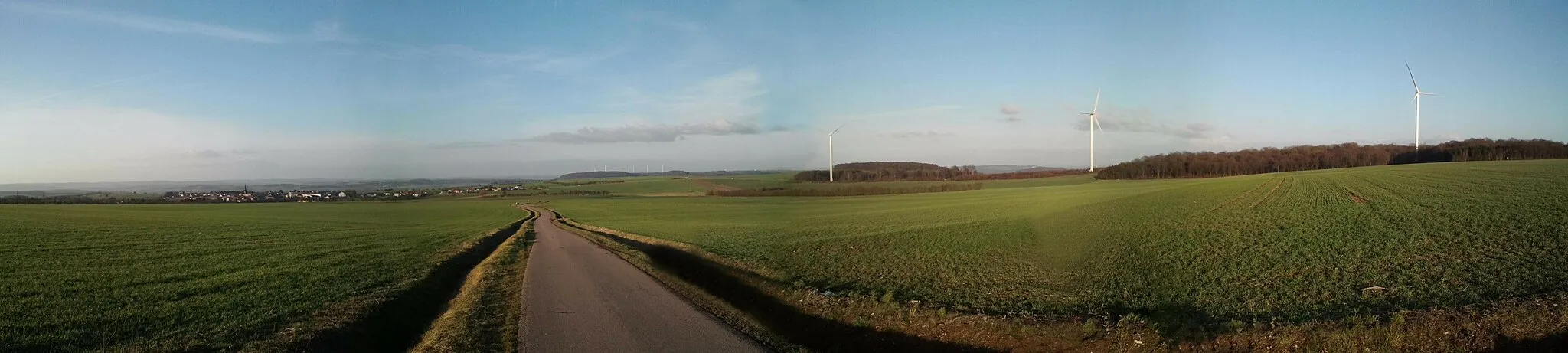 Photo showing: Parc éolien de Coume avec le Village