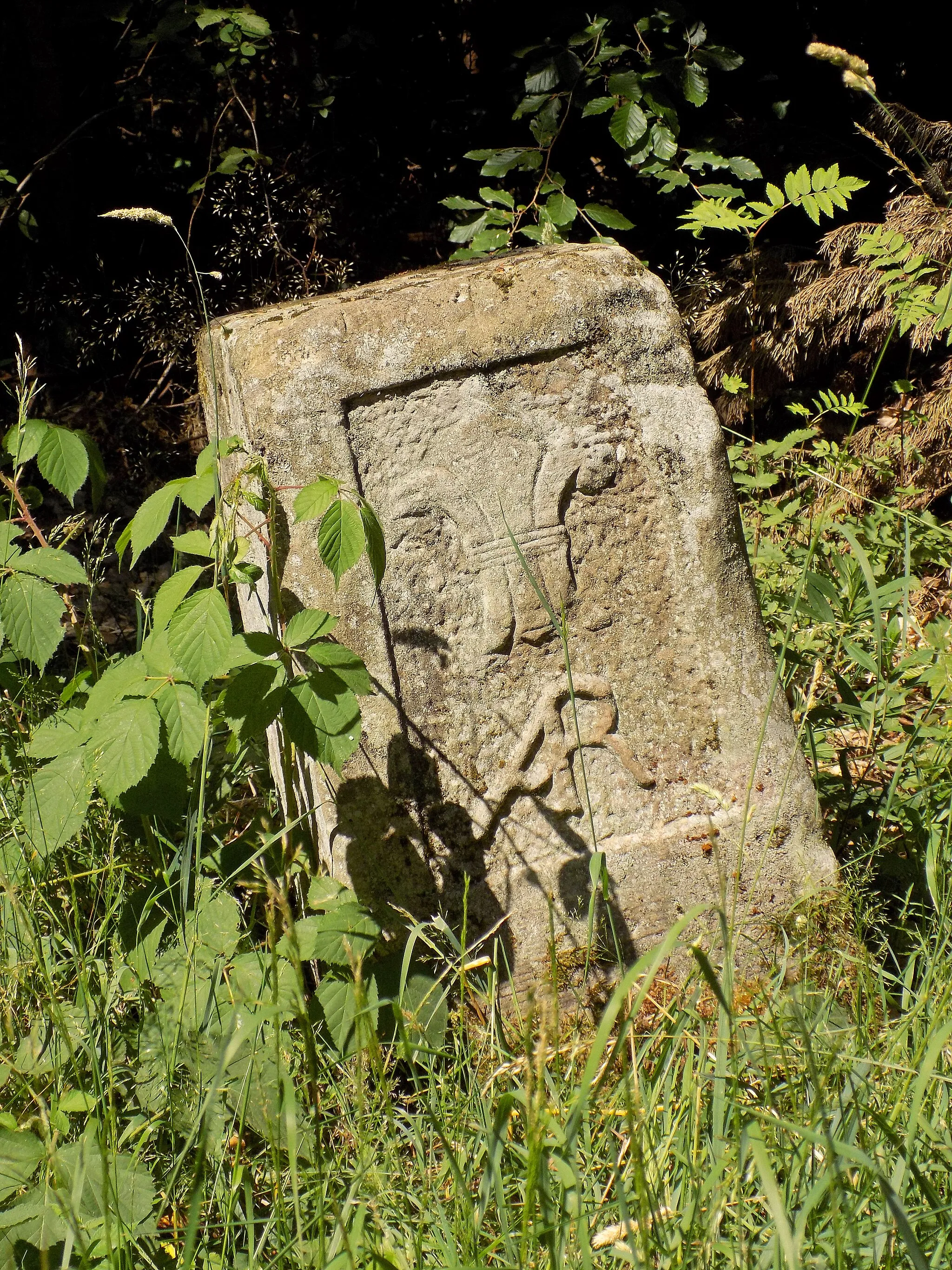 Photo showing: Borne située entre Carling et Diesen. Le baron François-Marie-Claude Richard de Hautesierck, seigneur de Carling, (1713-1789) fit établir cette borne frontière portant la fleur de lys