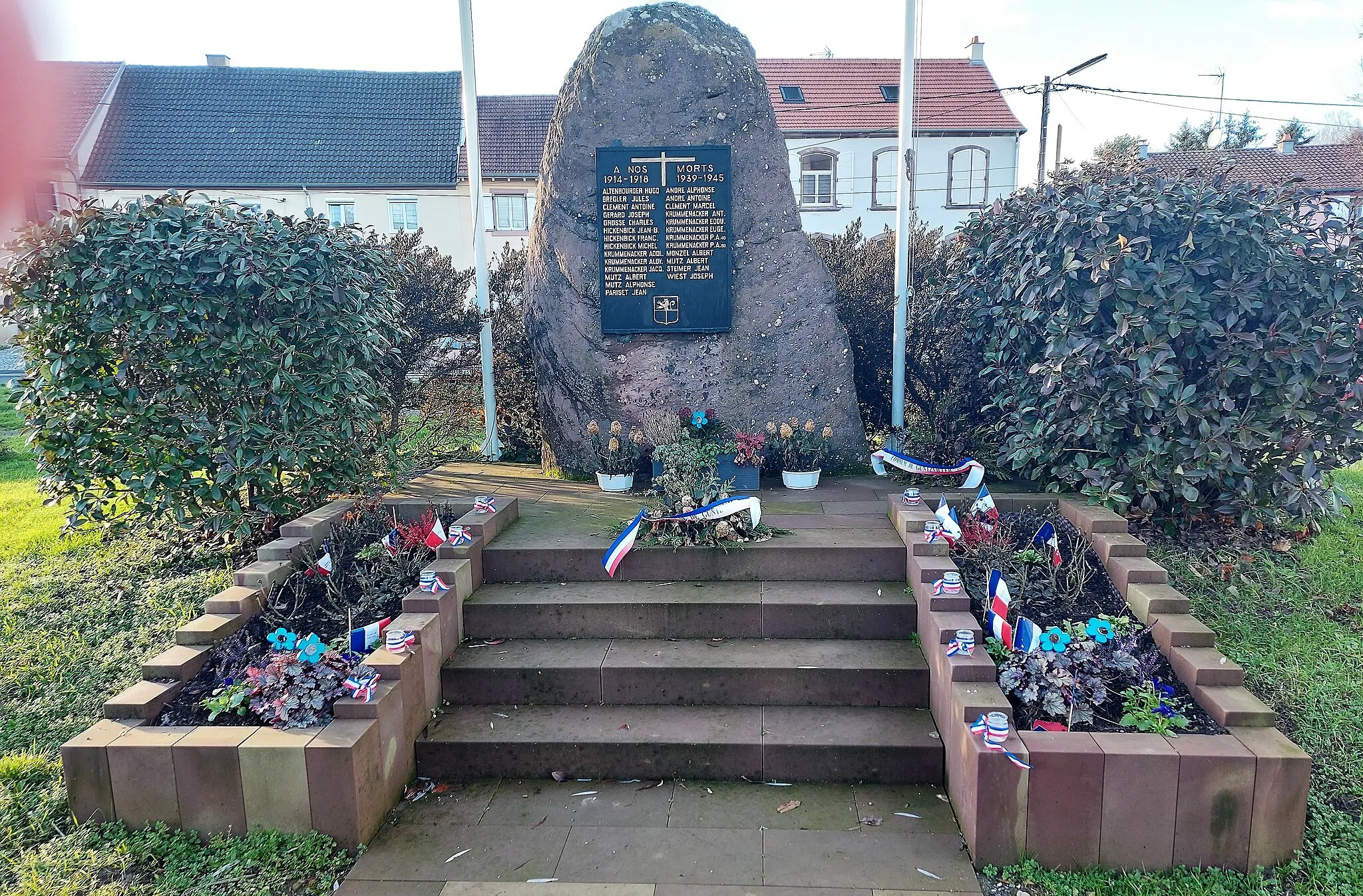 Photo showing: Monument aux morts de 14-18 et 39-45 à Guntzviller