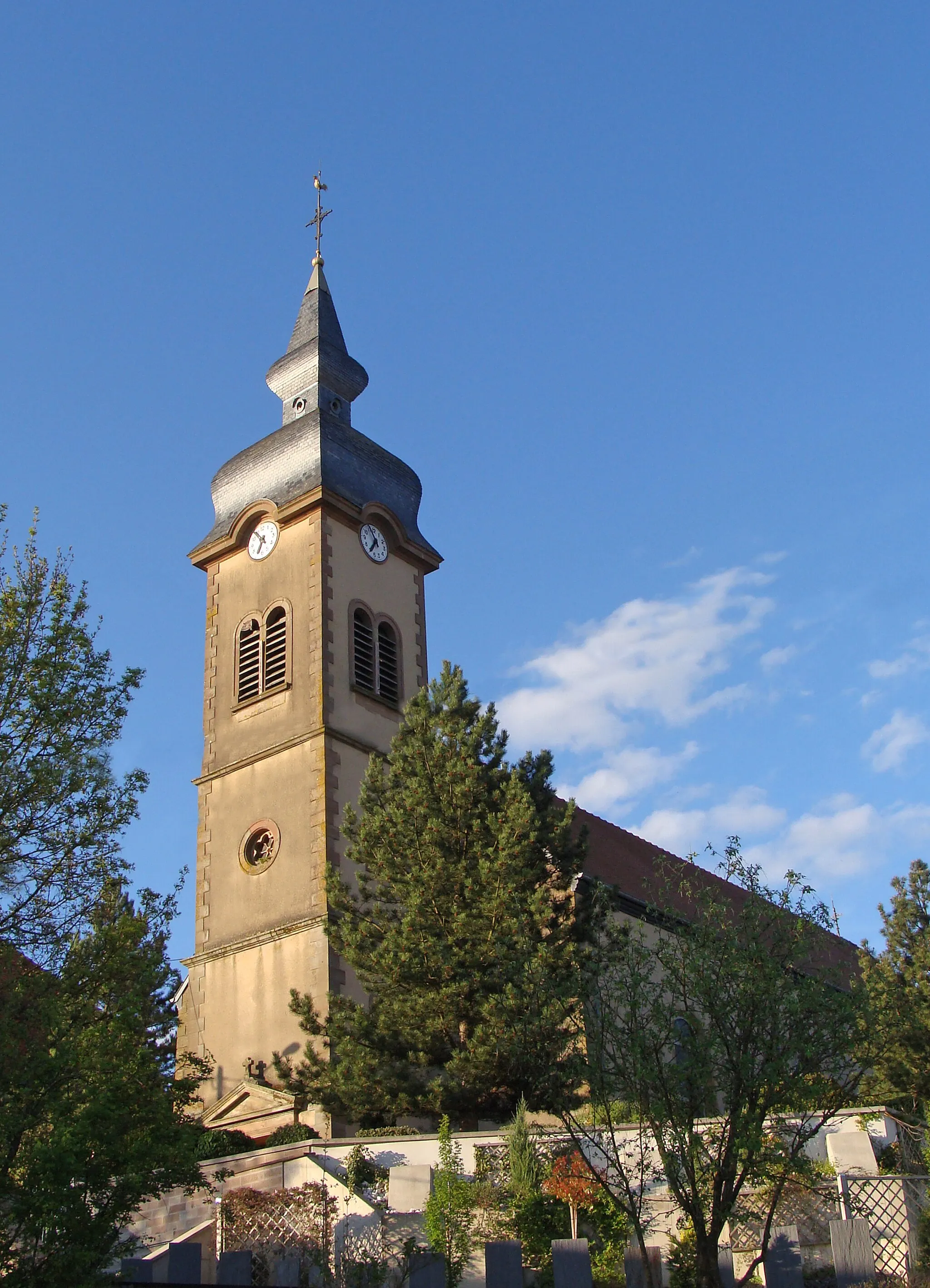 Photo showing: Église Sainte-Croix (1730) de Hilsprich, rénovée en 1946-1949 à la suite des dommages subis pendant la Seconde Guerre mondiale.