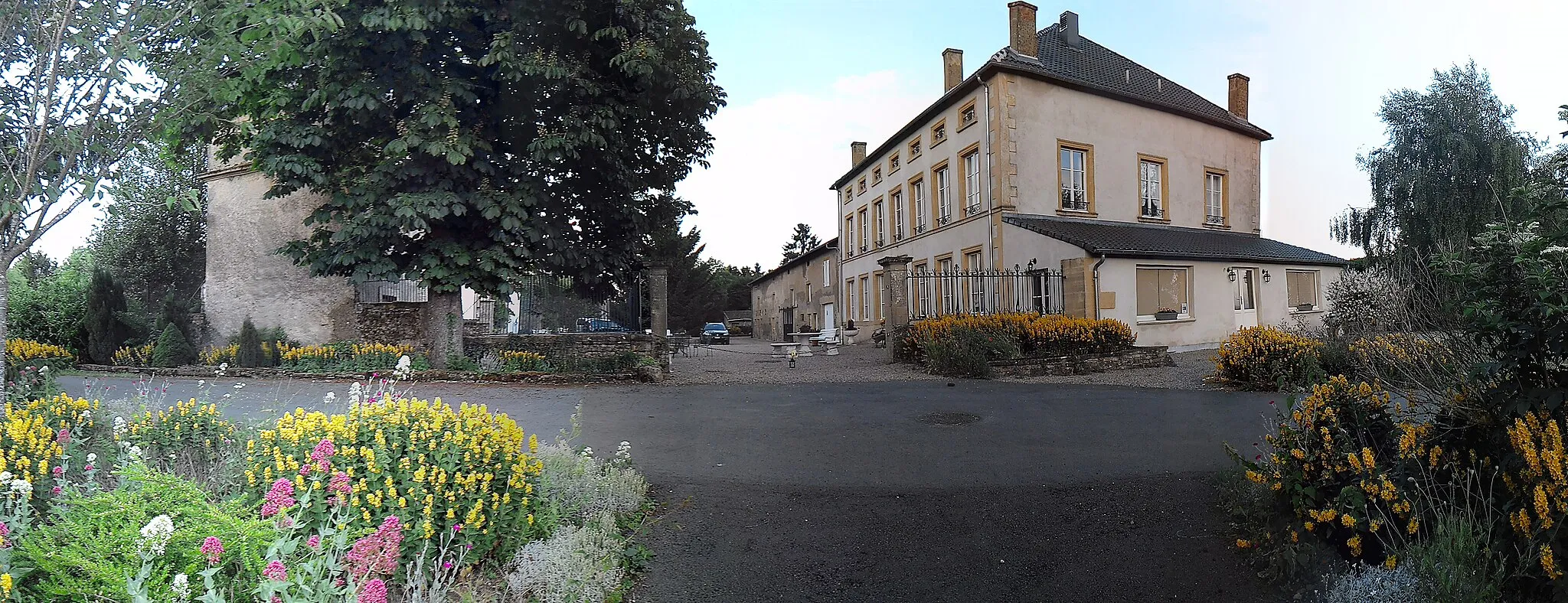 Photo showing: Domaine de Gondrange mit Taubenhaus (links) bei Havange (France) 2017