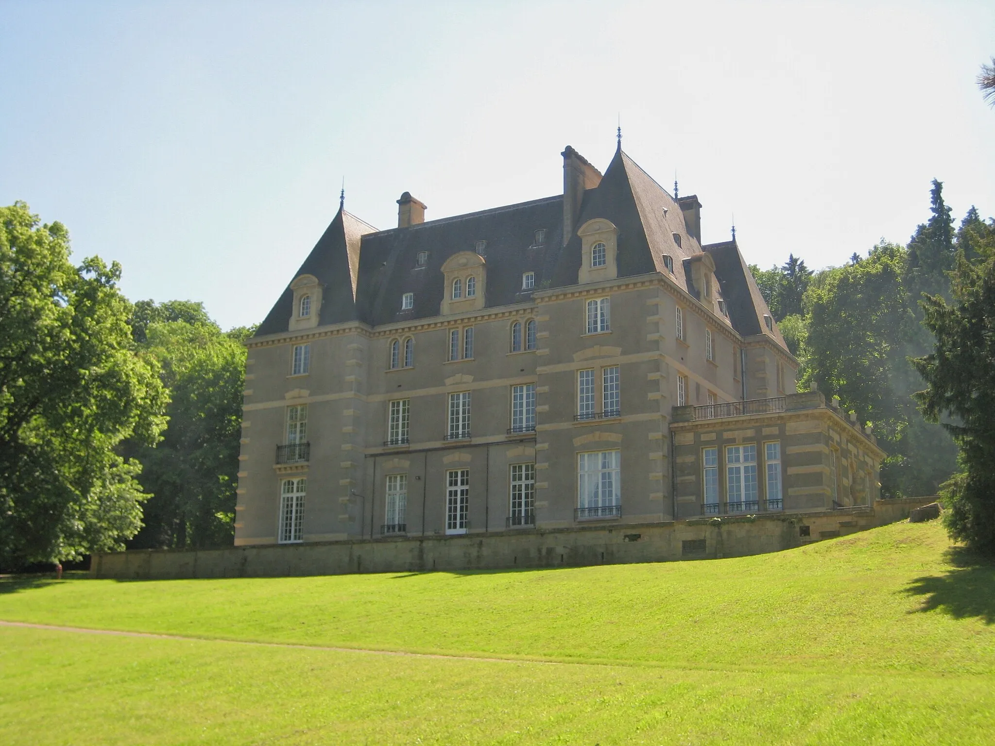 Photo showing: DescriptionChateau de Tournebride Hayange 2.jpg

Château de Tournebride, Hayange — le Château Guy de Wendel, encore appelé le Château du Tournebride, a été construit en 1906 par Guy de Wendel (1878-1955), fils de Robert de Wendel (1847-1903). Voyez cet article.
Date

26 August 2011
Source

mon appareil photo
Author

Aimelaime
Permission (Reusing this file)

Public domainPublic domainfalsefalse

I, the copyright holder of this work, release this work into the public domain. This applies worldwide. In some countries this may not be legally possible; if so: I grant anyone the right to use this work for any purpose, without any conditions, unless such conditions are required by law.