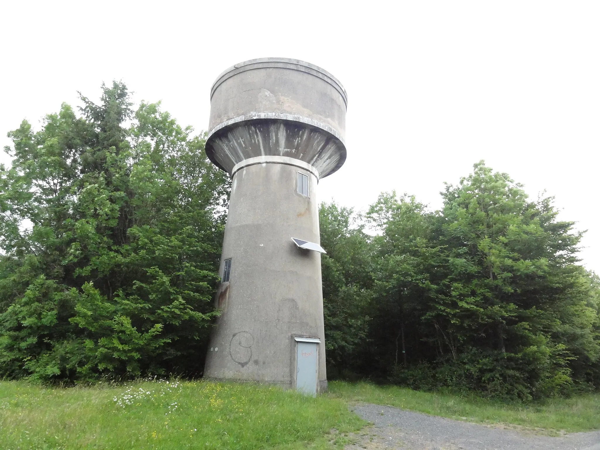 Photo showing: Kerprich-aux-Bois (Moselle) château d'eau en forêt de Sarrebourg