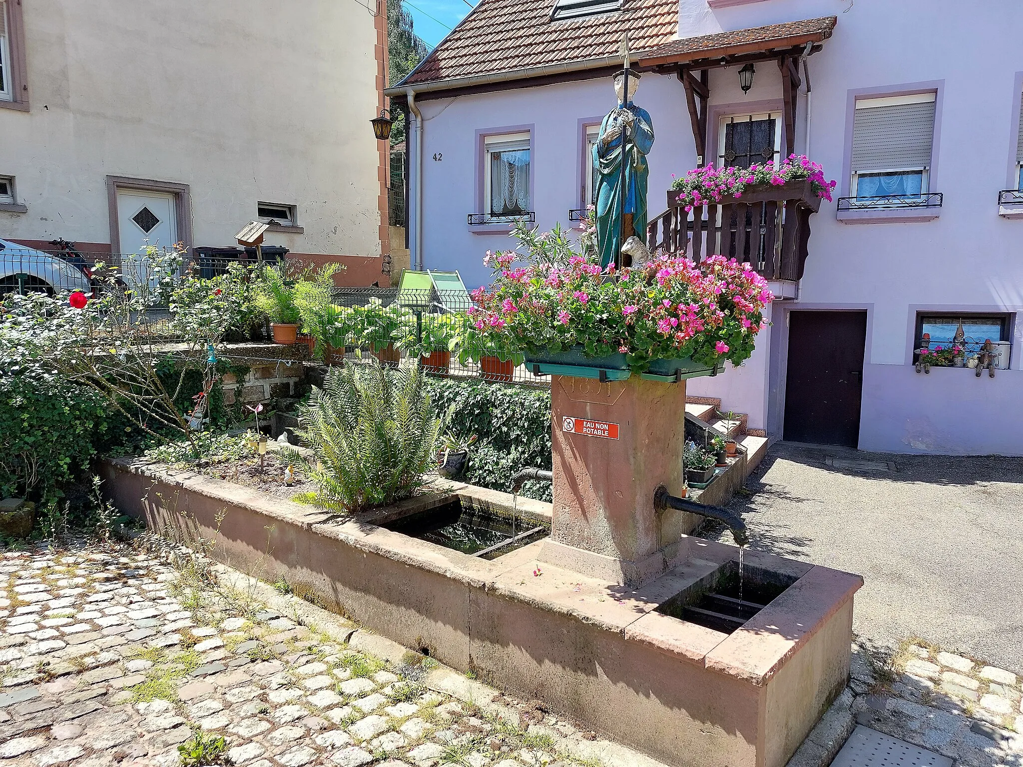 Photo showing: Fontaine rue de la fontaine à Lengelsheim