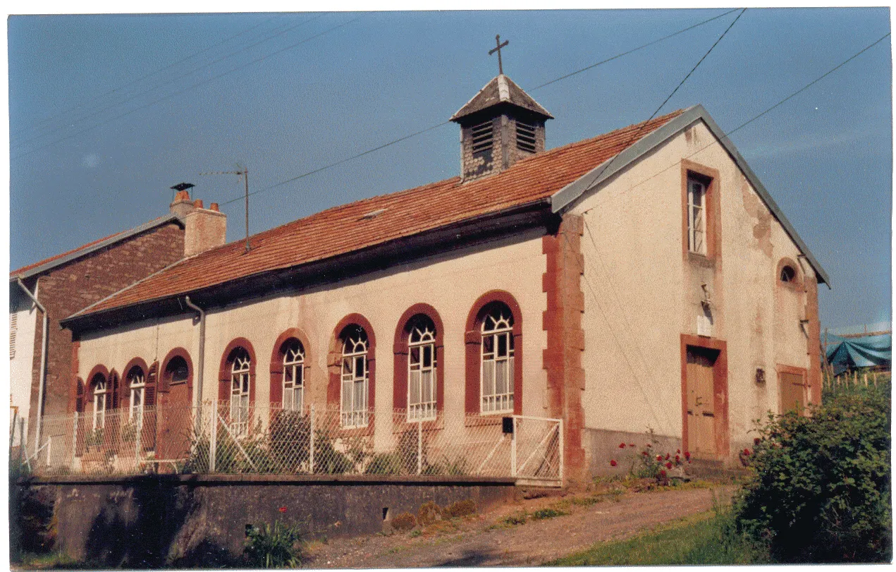 Photo showing: Le temple et son logement à gauche.