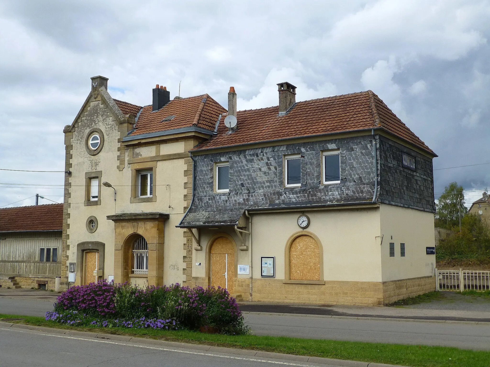 Photo showing: Railway station of Kuntzig, Moselle, France. Looks closed.