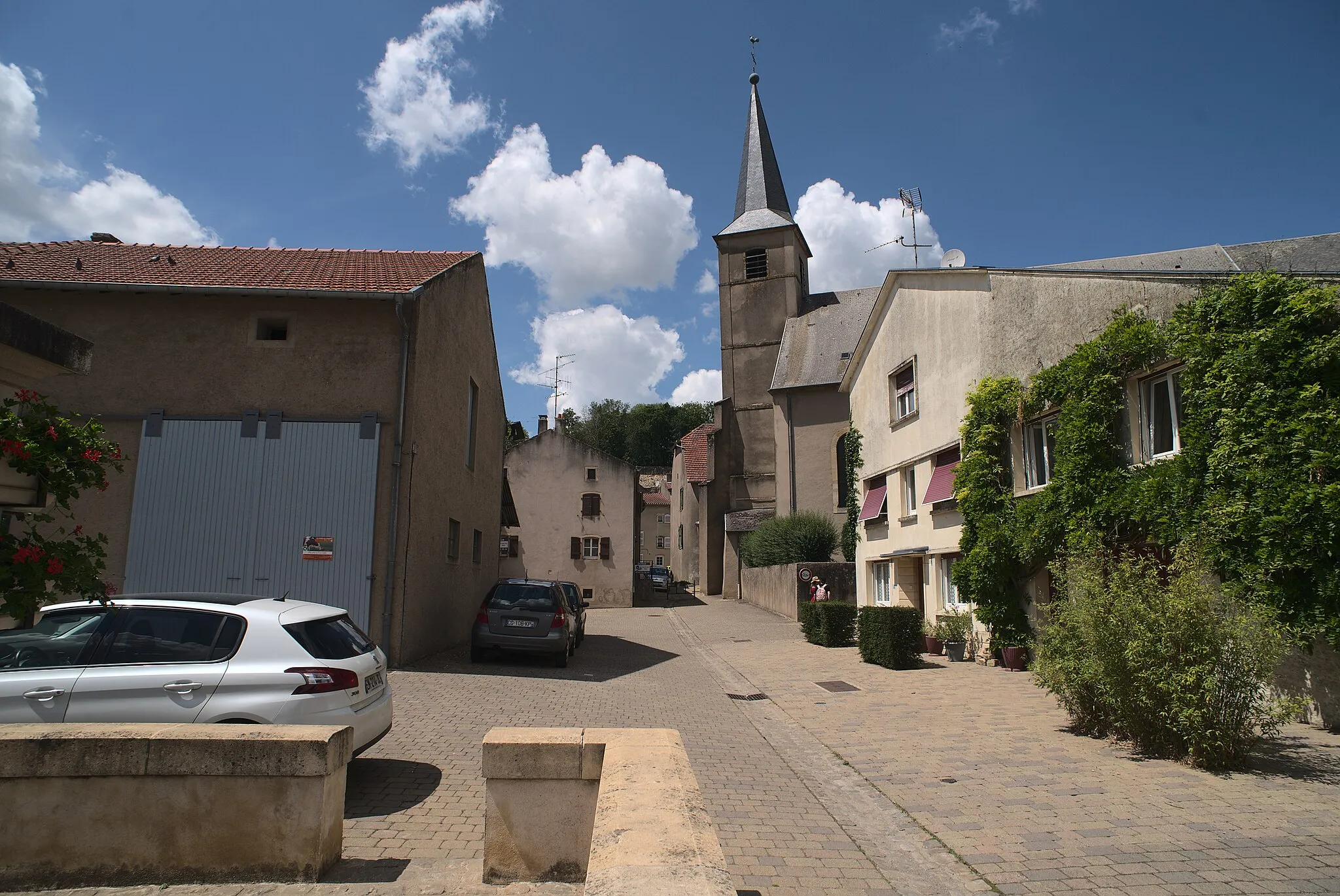 Photo showing: View from the fountain between the Rue de l'Église and Rue de la Franchise to the Église Saint-Nicolas in Rodemack.