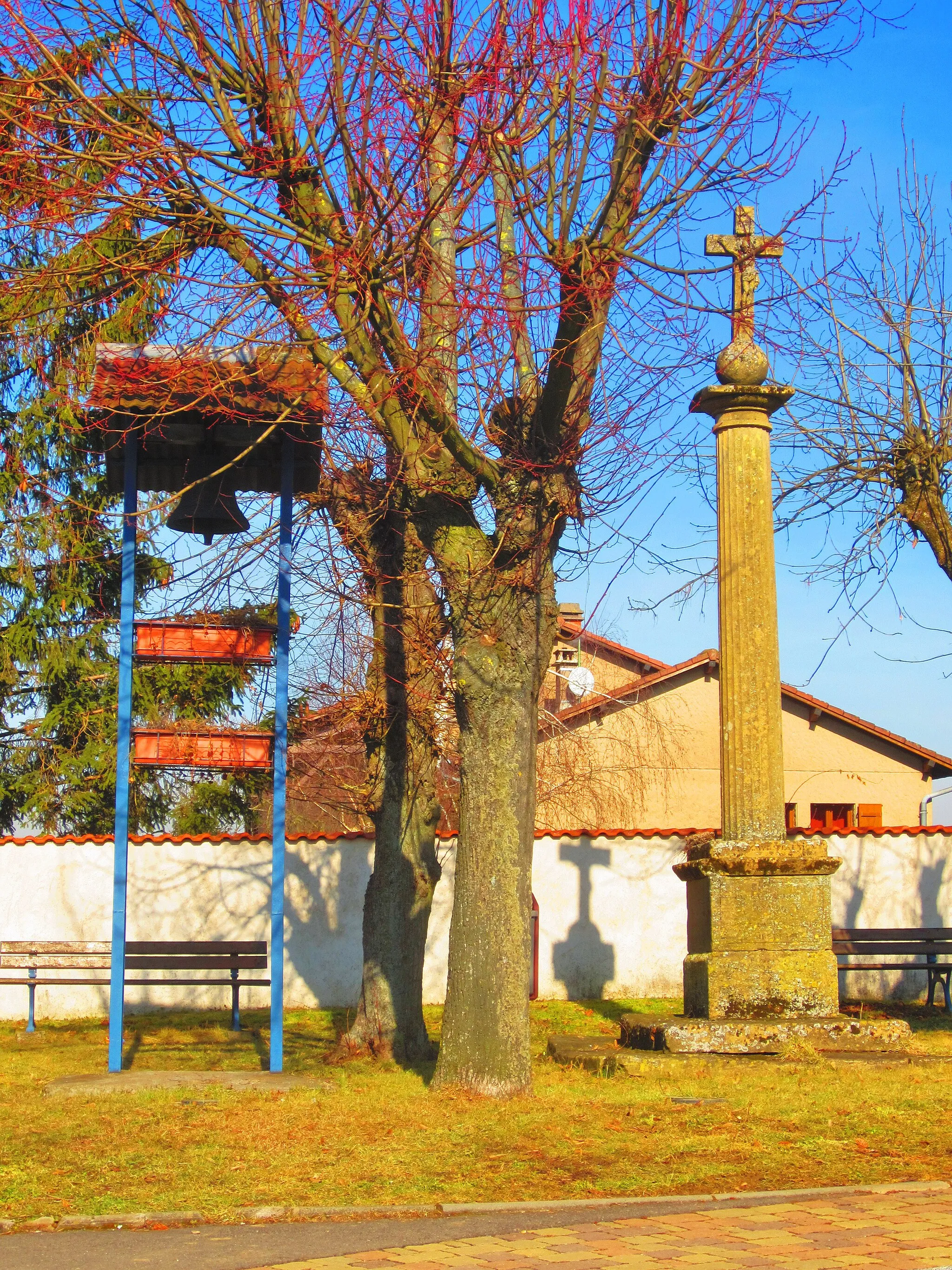 Photo showing: Mechy wayside cross