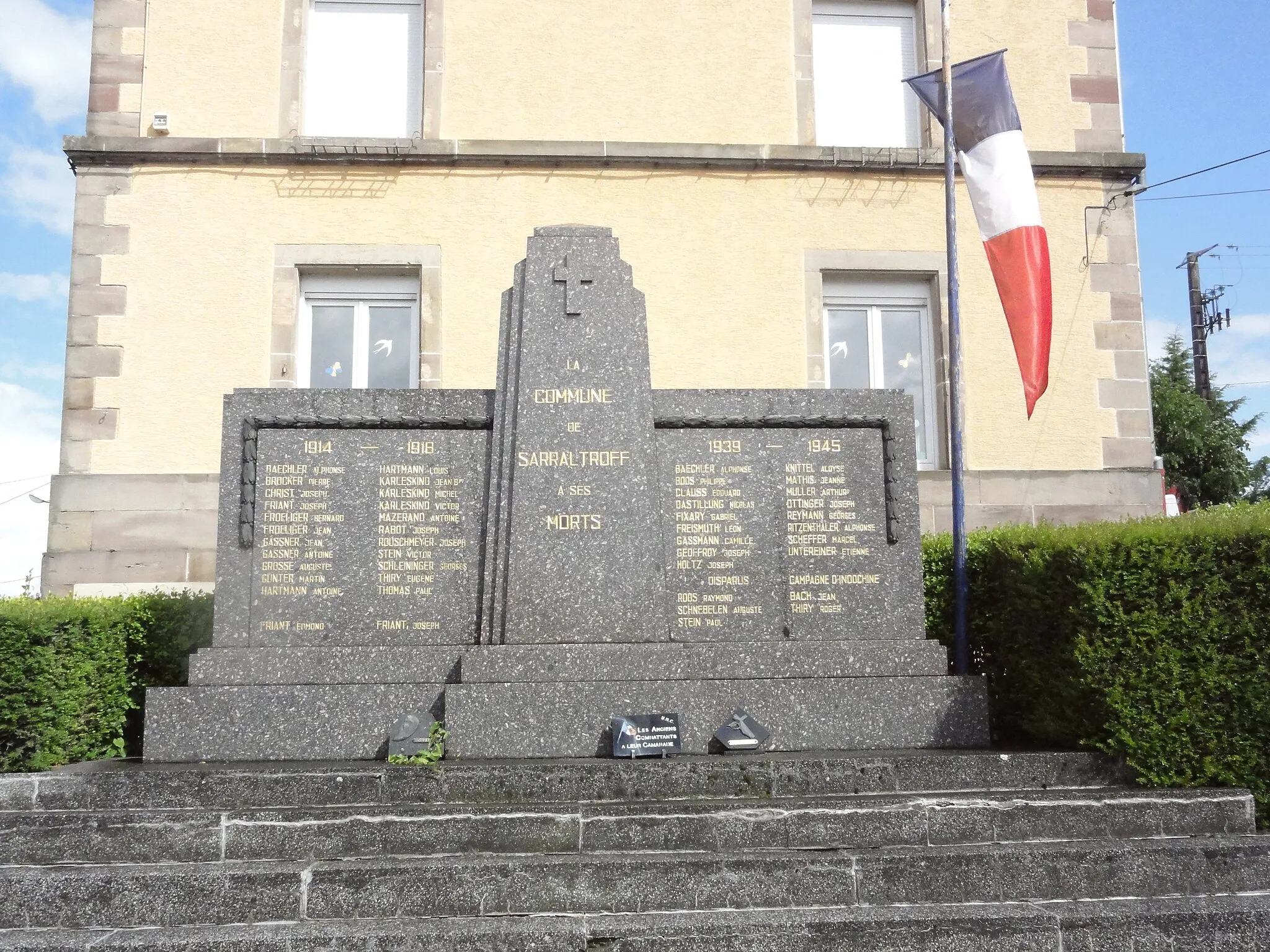 Photo showing: Sarraltroff (Moselle) monument aux morts