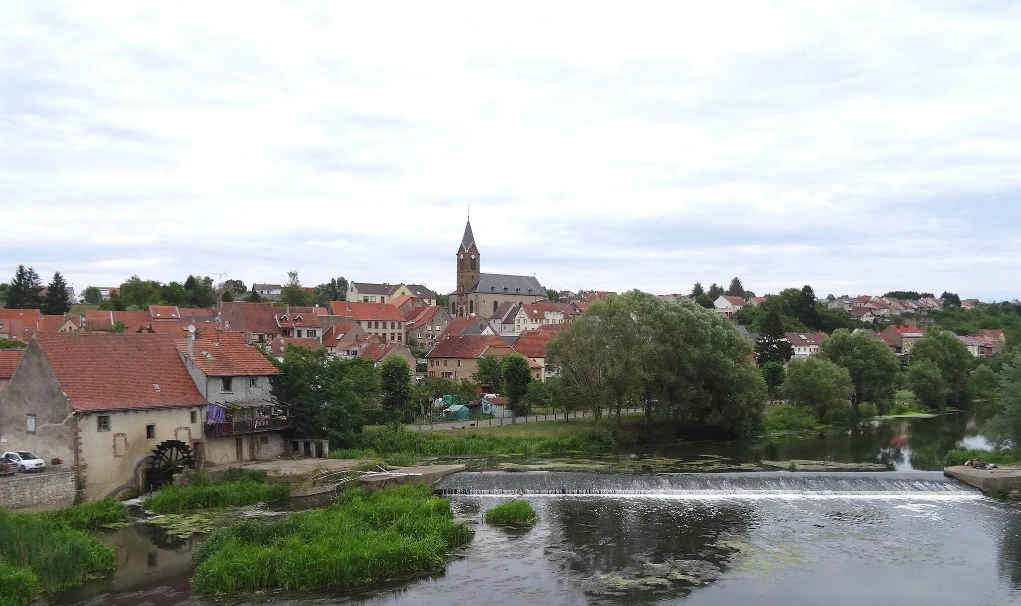 Photo showing: Sarreinsming: Wehr an der Saar mit alter Mühle und Ortskern