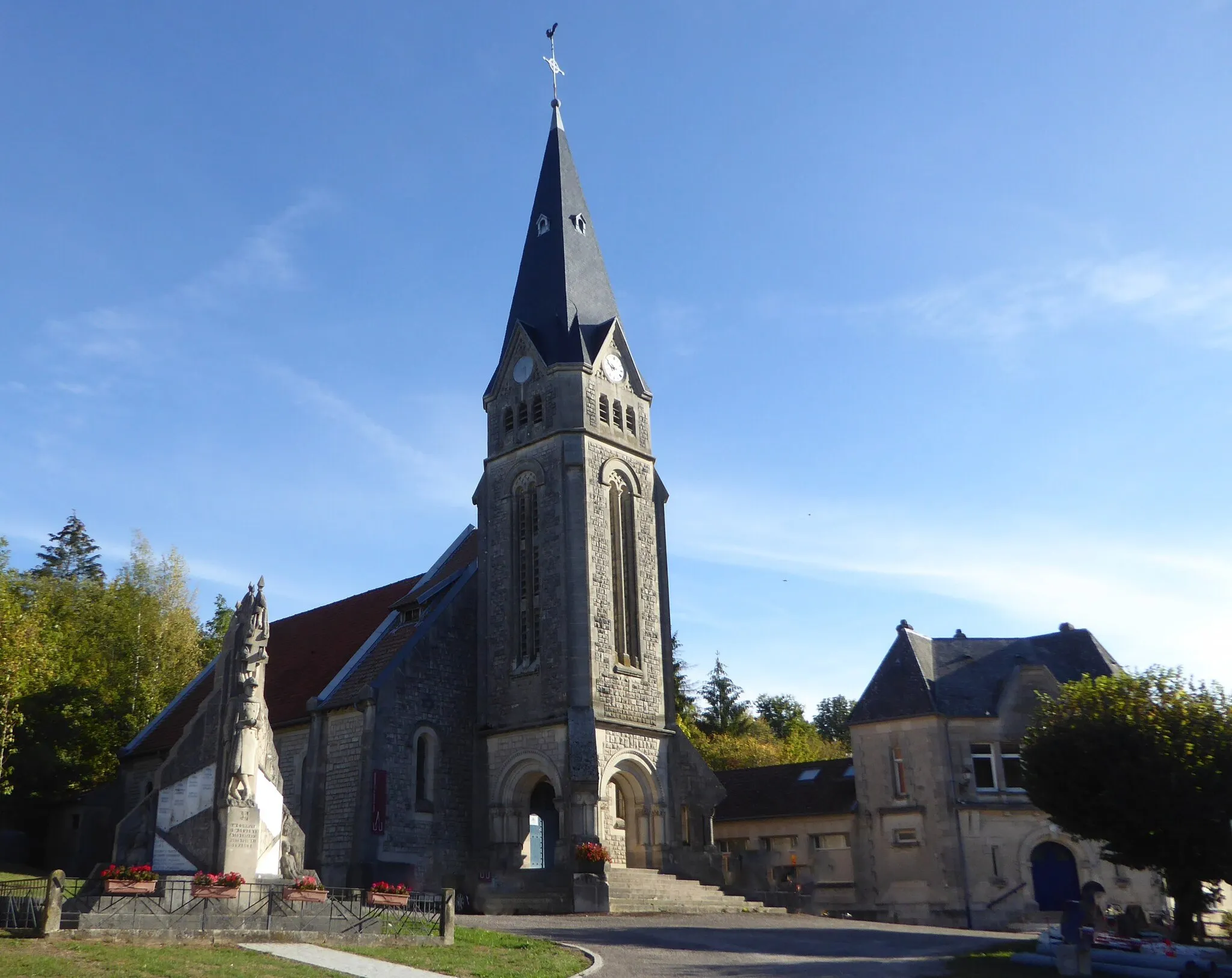 Photo showing: Eglise reconstruite après la première guerre mondiale à côté du château
