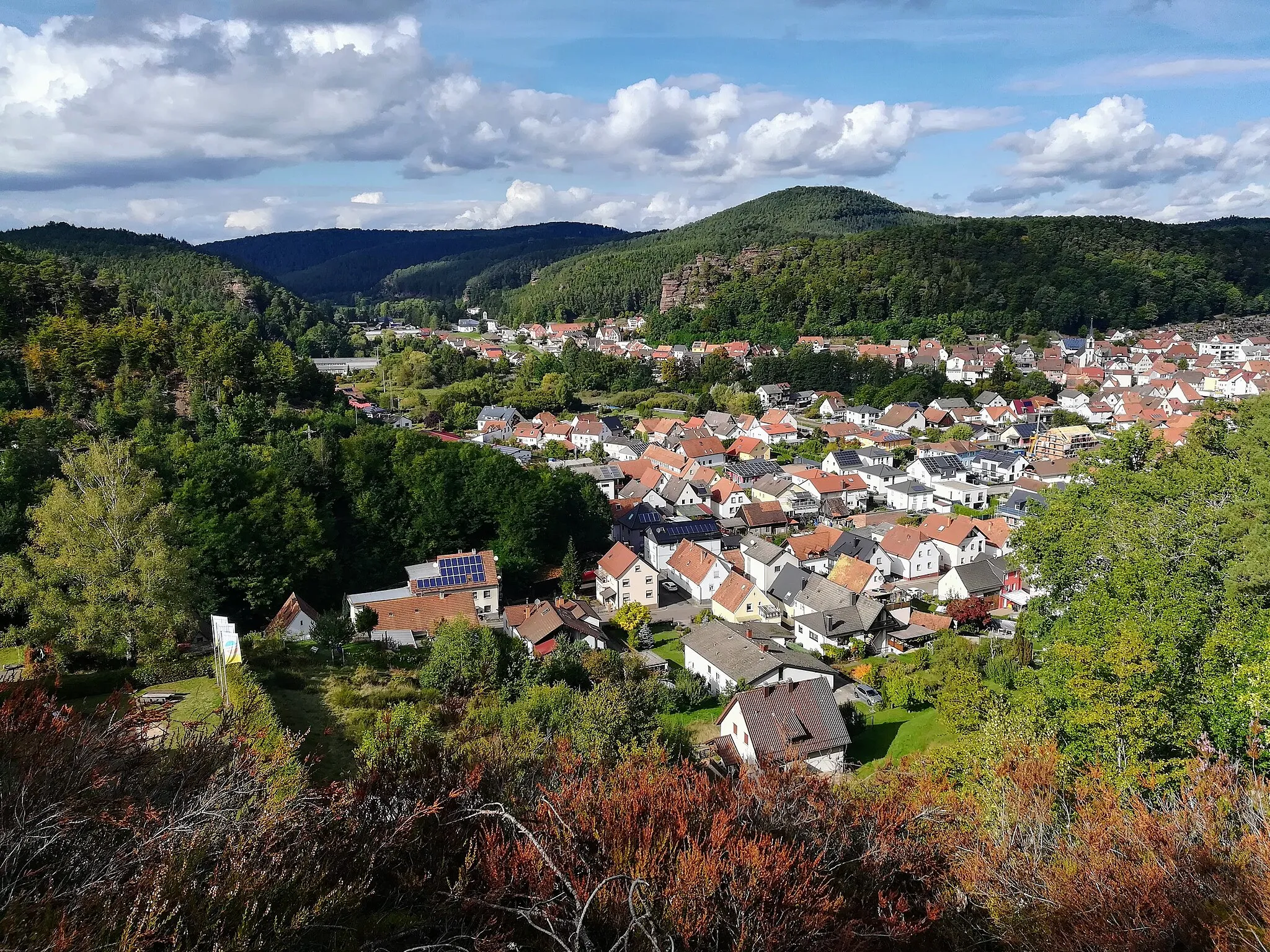 Photo showing: Blick über die Stadt Dahn von der Felsformation "Wachtfelsen" aus. Auf der gegenüberliegenden Seite kann man die Felsformation Jungfernsprung sehen.