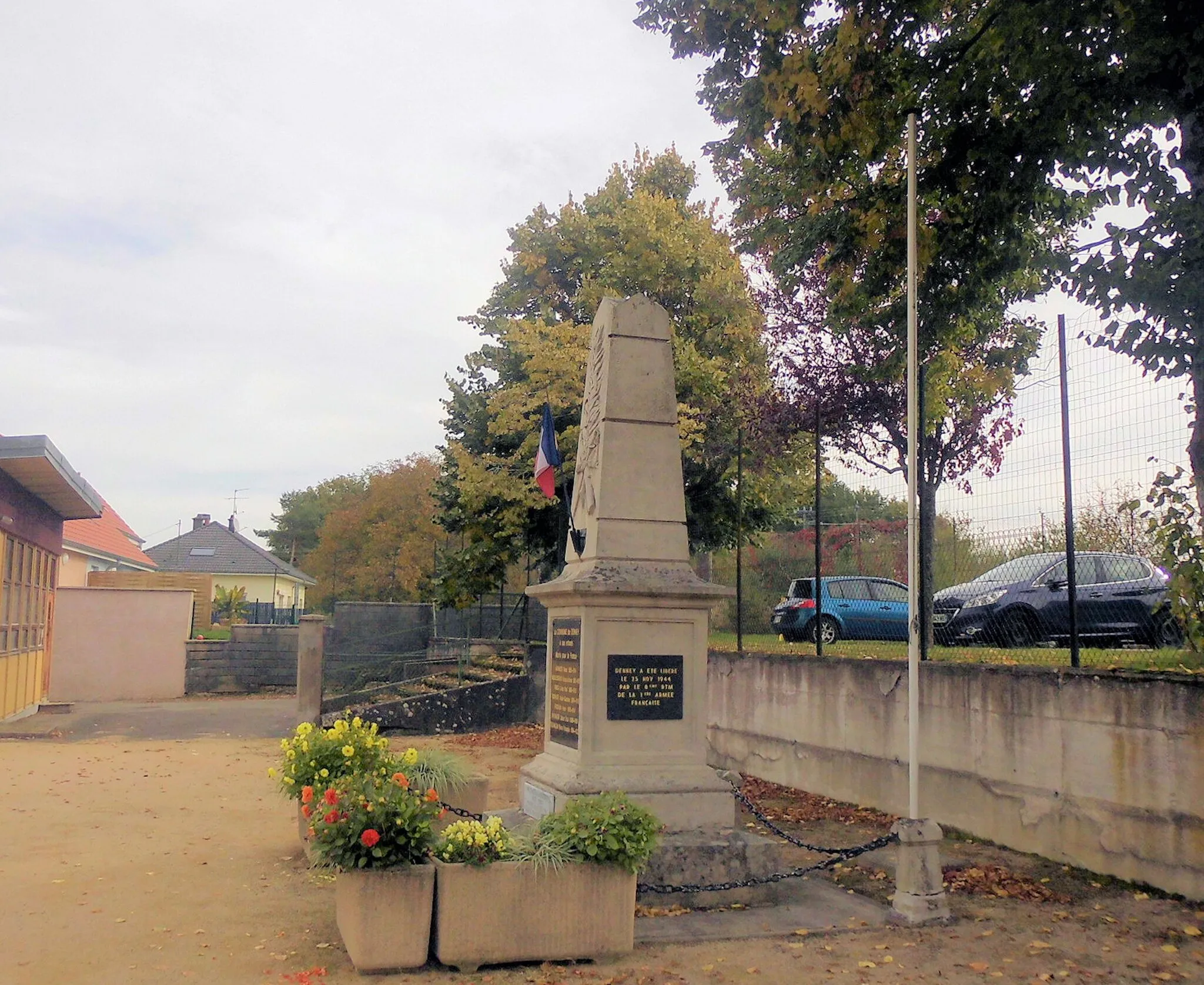 Photo showing: Le monument aux morts à Denney