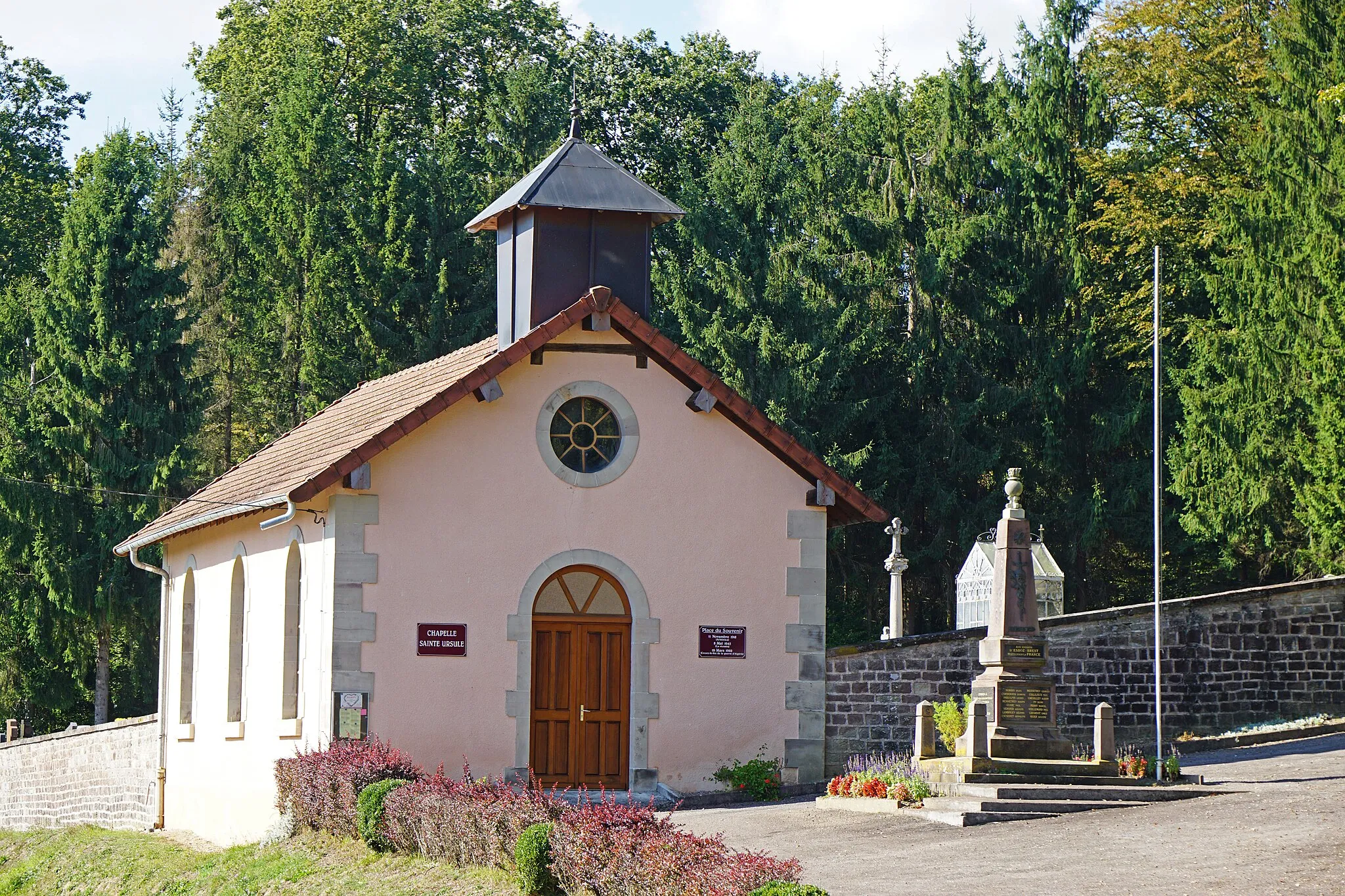 Photo showing: La chapelle Sainte-Ursule d'Esboz-Brest et le monument aux morts à droite.