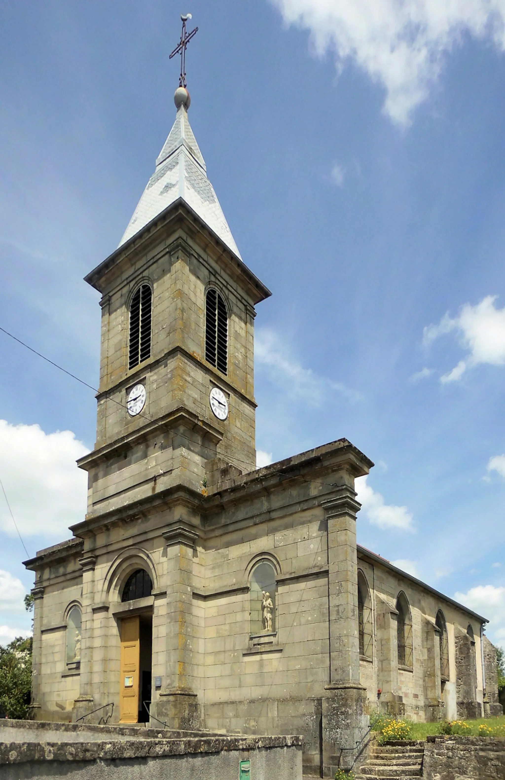 Photo showing: L'église Saint-Jacques à Vougécourt, côté sud-ouest