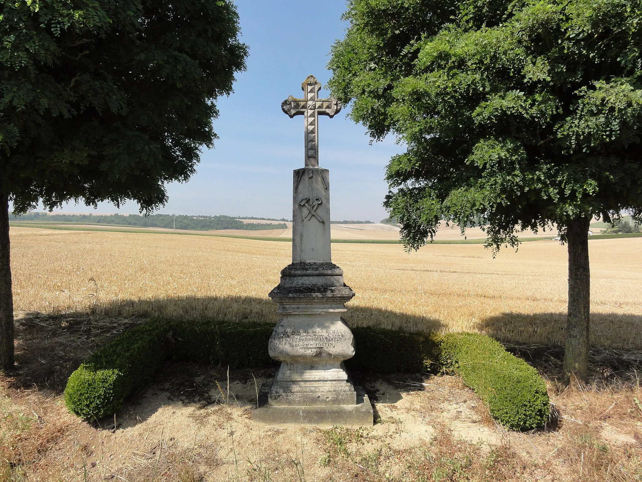 Photo showing: Bannoncourt (Meuse) croix de chemin sud
