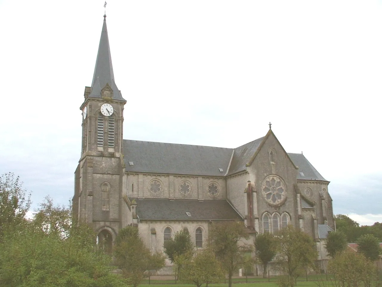 Photo showing: Eglise de Dugny-sur-Meuse (département de la Meuse)
Photo prise en antomne 2005 par F5ZV

Licensing
Catégorie:Image de commune de la Meuse