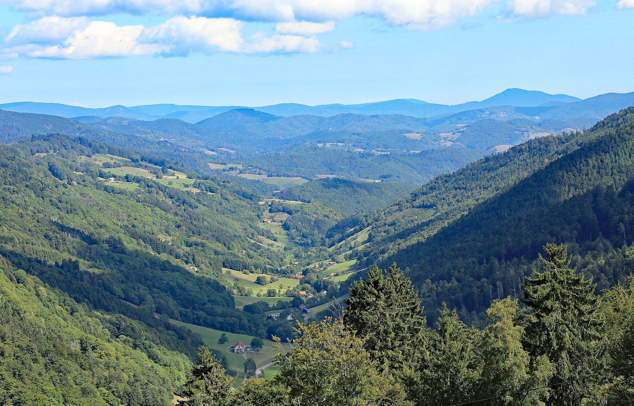 Photo showing: View of the upper Lièpvrette valley from the Col des Bagenelles. The Lièpvrette is a river that has its source on the eastern slope of the Vosges massif. The Col des Bagenelles is a French mountain pass (height 903 meters) in the Vosges massif in the Haut-Rhin department and Grand Est region.