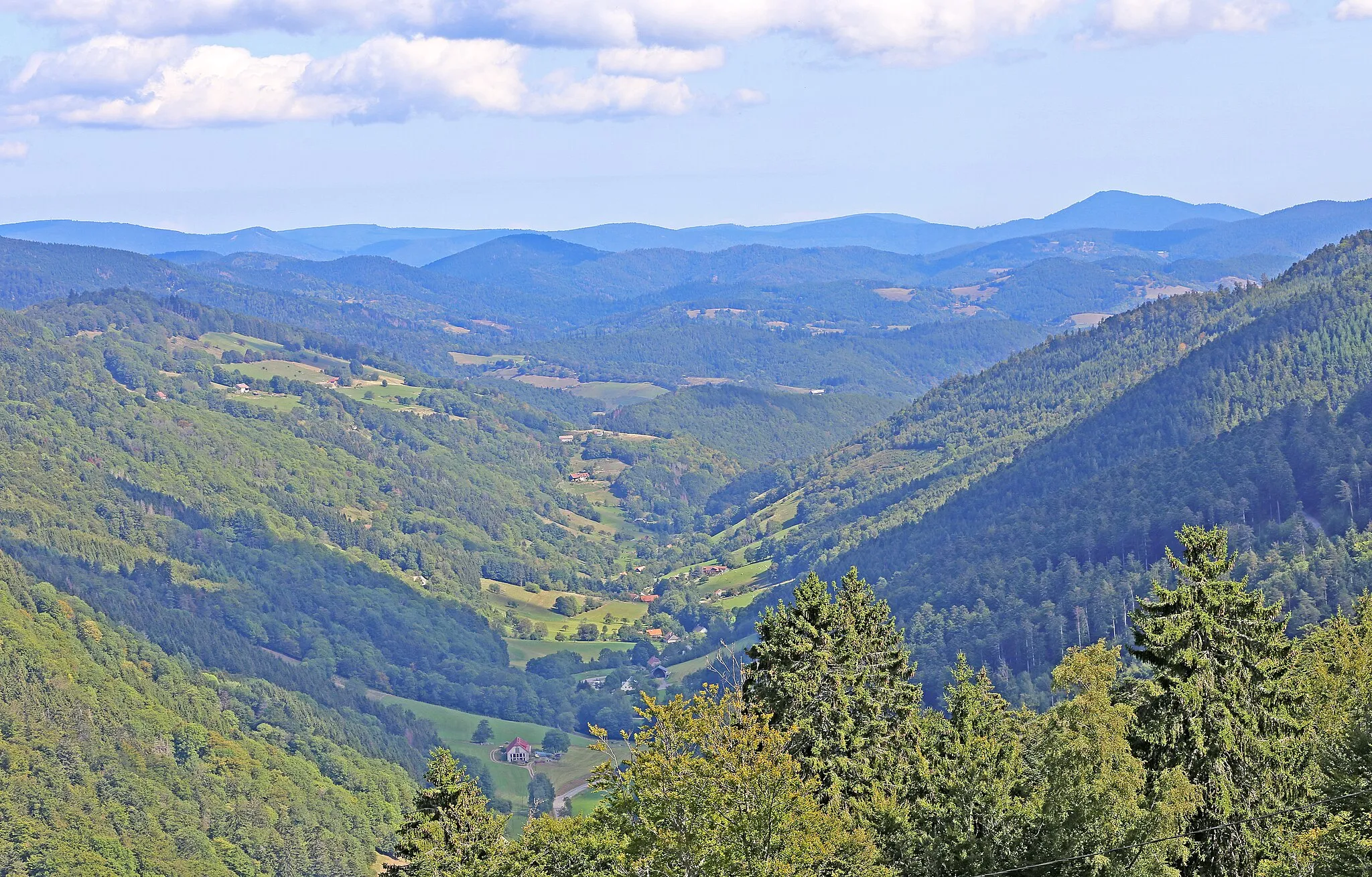 Photo showing: Blick vom Col des Bagenelles in das Tal Lièpvrette. Der Pass in einer Höhe vom 903 Metern befindet sich in den Vogesen nahe dem Ort Sainte-Marie-aux- Mines.