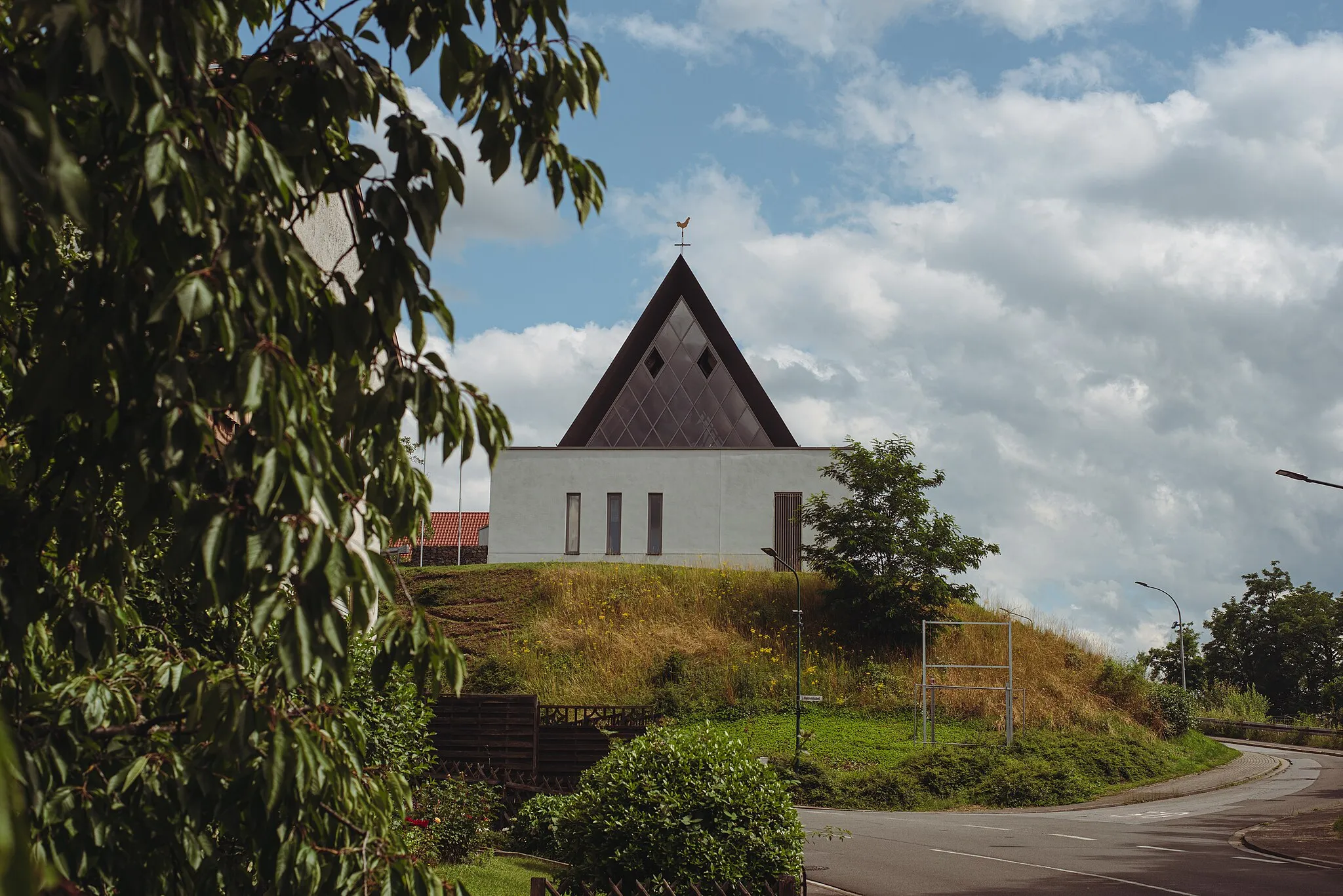 Photo showing: Das Pfarrzentrum St. Johannes in Neunkirchen-Wellesweiler.