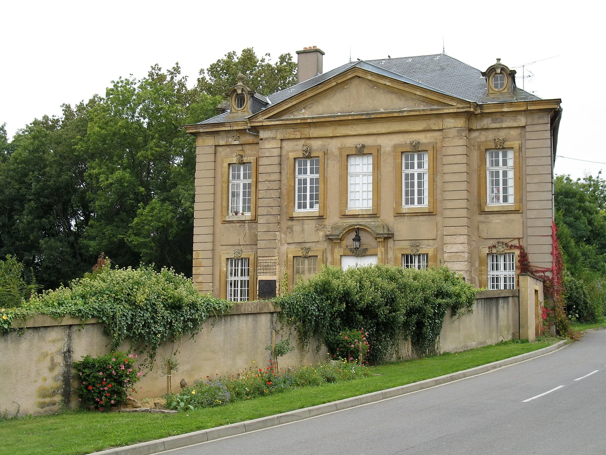 Photo showing: This building is inscrit au titre des monuments historiques de la France. It is indexed in the base Mérimée, a database of architectural heritage maintained by the French Ministry of Culture, under the reference PA00125538 .