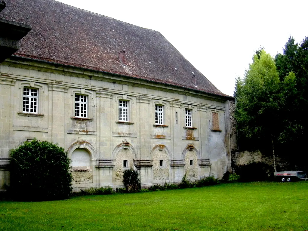 Photo showing: Abbaye Sainte-Marie-Madeleine de Rangéval, l'aile est, avec partie murée de l'ancien cloître.