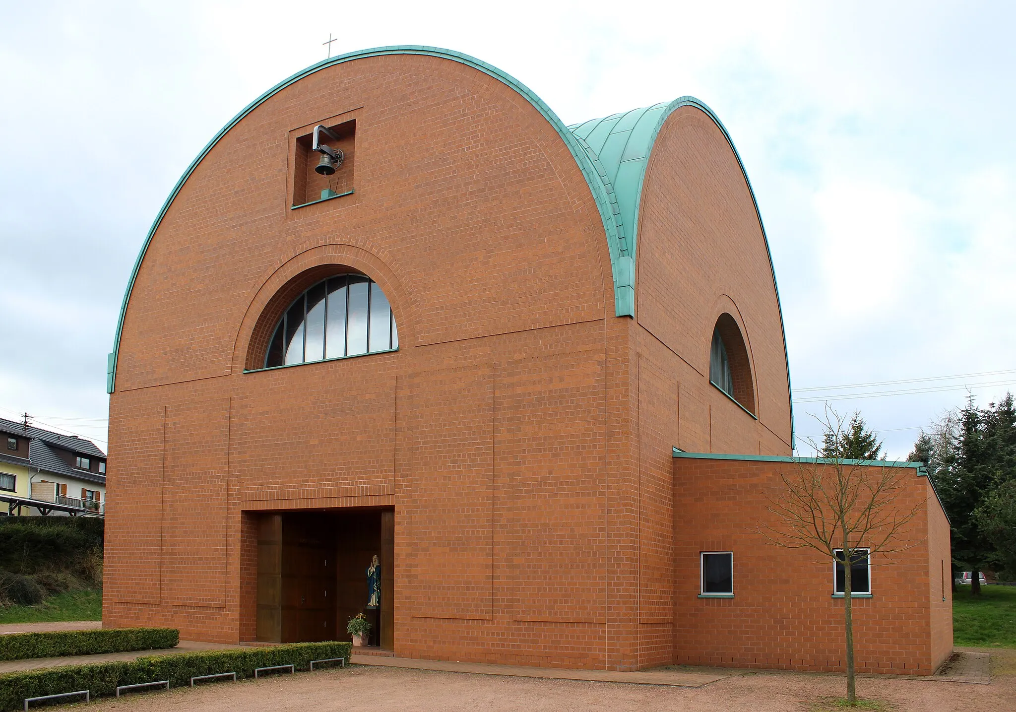 Photo showing: Die katholische Kirche Maria Königin in Obersalbach-Kurhof, Gemeinde Heusweiler, Regionalverband Saarbrücken, Saarland