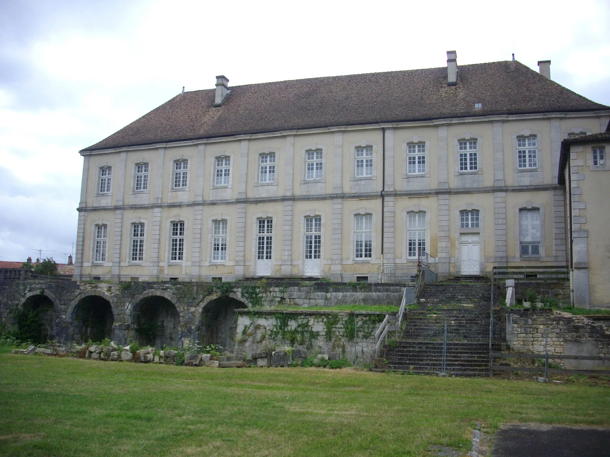 Photo showing: This building is indexed in the base Mérimée, a database of architectural heritage maintained by the French Ministry of Culture, under the reference PA00106515 .