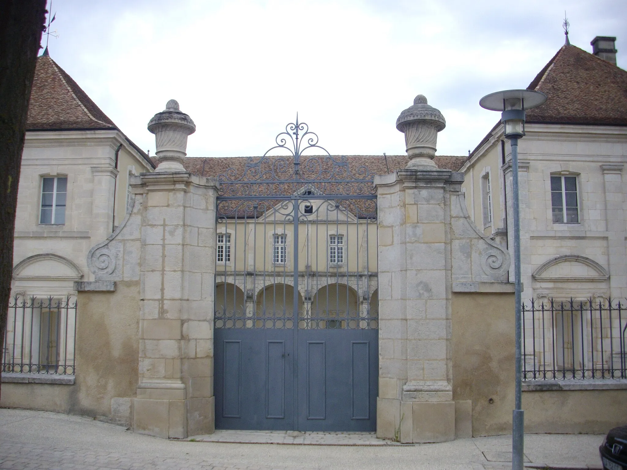 Photo showing: This building is indexed in the base Mérimée, a database of architectural heritage maintained by the French Ministry of Culture, under the reference PA00106515 .