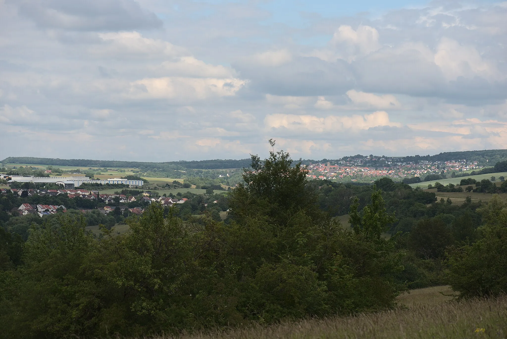 Photo showing: Aussicht von dem Naturschutzgebiet Birzberg, Honigsack/Kappelberghang bei Fechingen auf Felder und dahinter Eschringen und Ensheim.