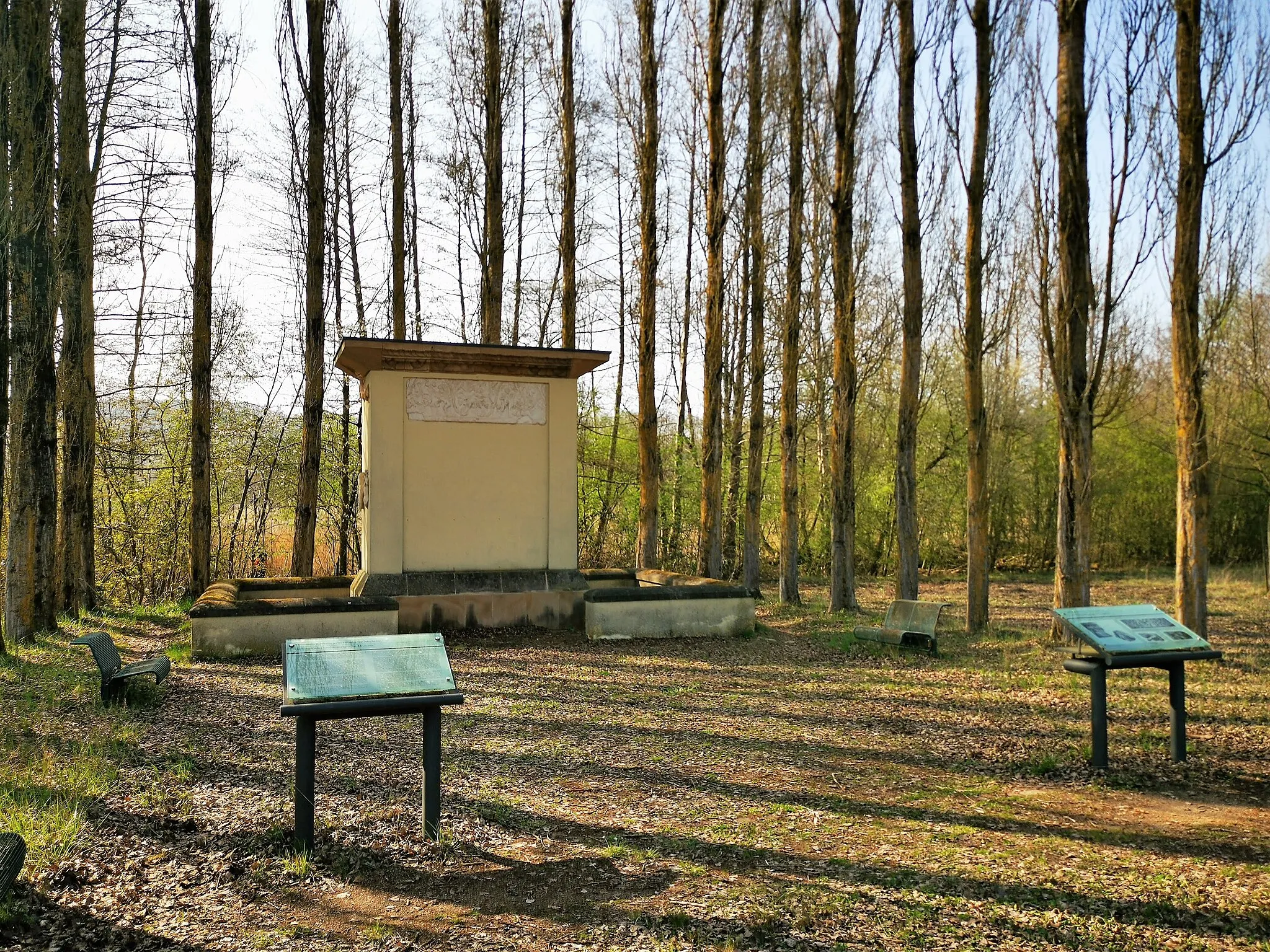 Photo showing: Remerschen, commune de Schengen. Construction rappelant le monument funéraire situé près de l'ancienne villa gallo-romaine « op Mecheren », en bordure de la Moselle.