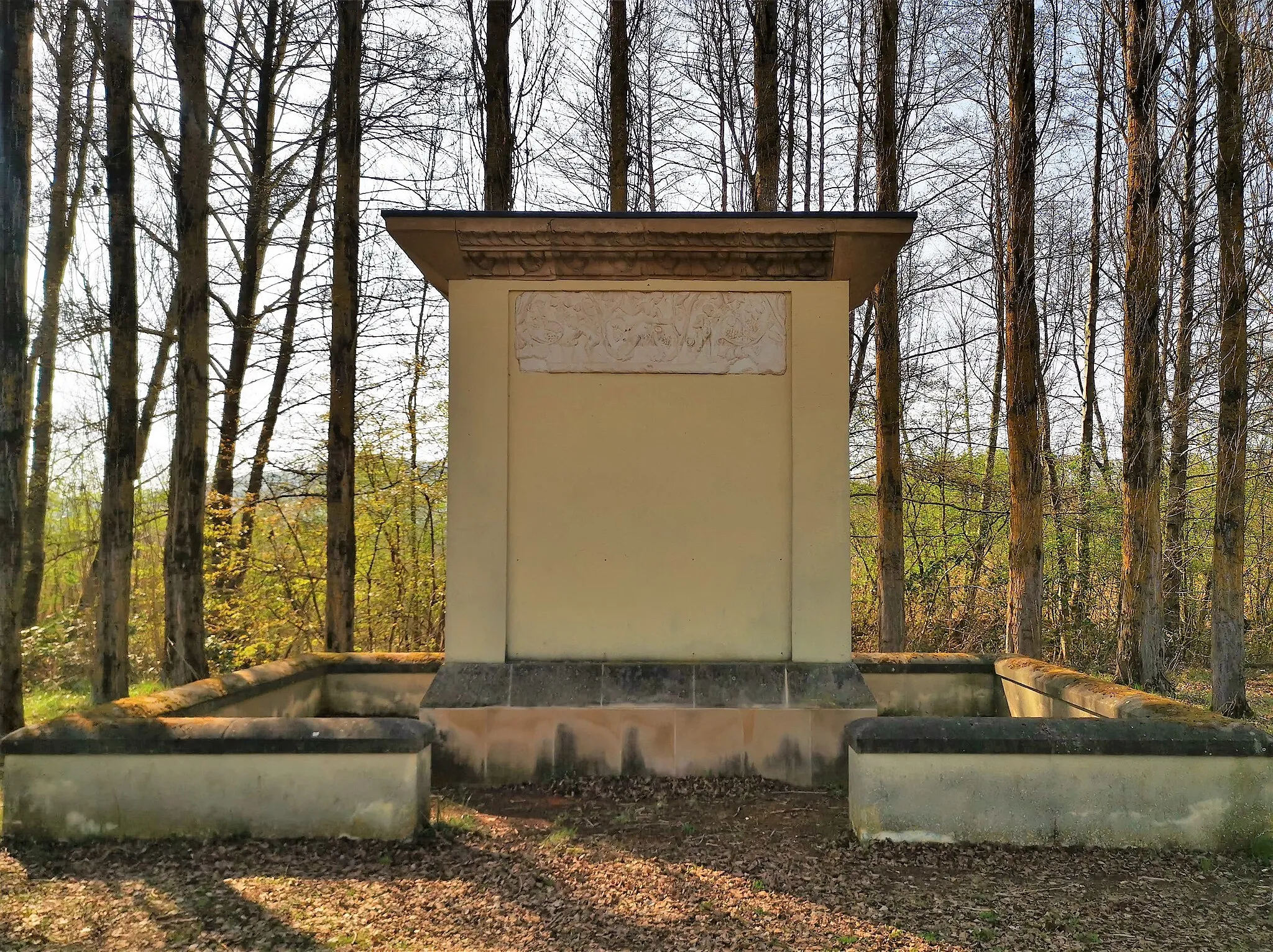 Photo showing: Remerschen, commune de Schengen. Construction rappelant le monument funéraire situé près de l'ancienne villa gallo-romaine « op Mecheren », en bordure de la Moselle.