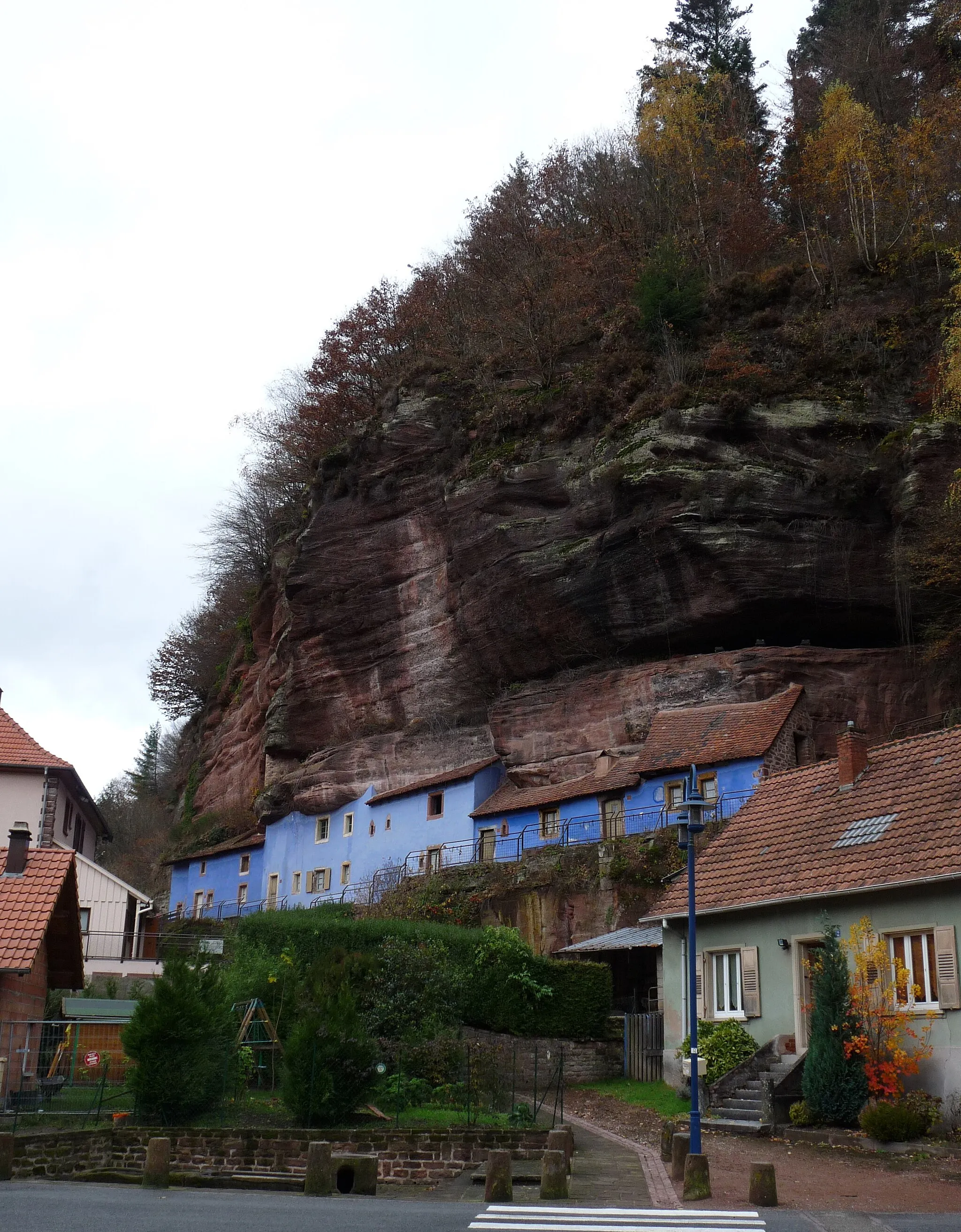 Photo showing: Maisons troglodytes à Graufthal (commune d'Eschbourg, Bas-Rhin)