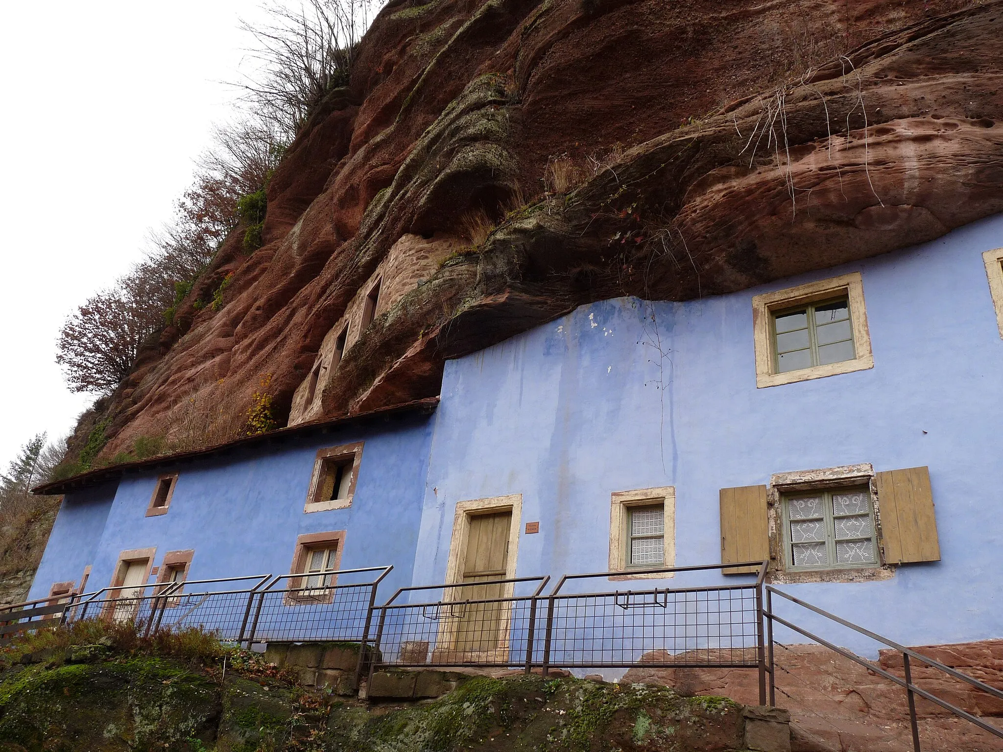 Photo showing: Maisons troglodytes à Graufthal (commune d'Eschbourg, Bas-Rhin)