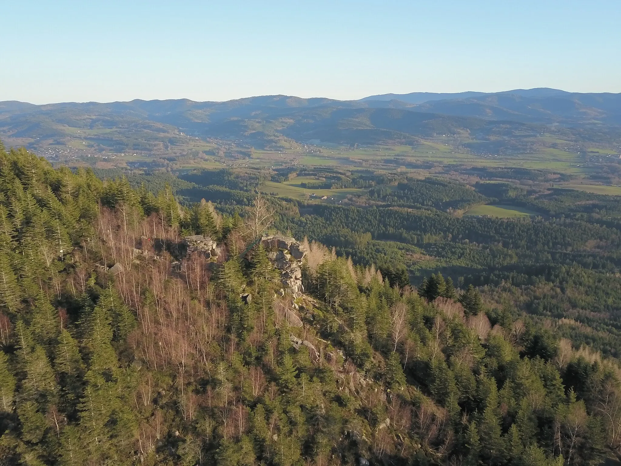 Photo showing: La roche d'Ormont vue de l'Ouest offre un panoramique impressionnant de Saint-Dié-des-Vosges jusqu'à Provenchères-et-Colroy
