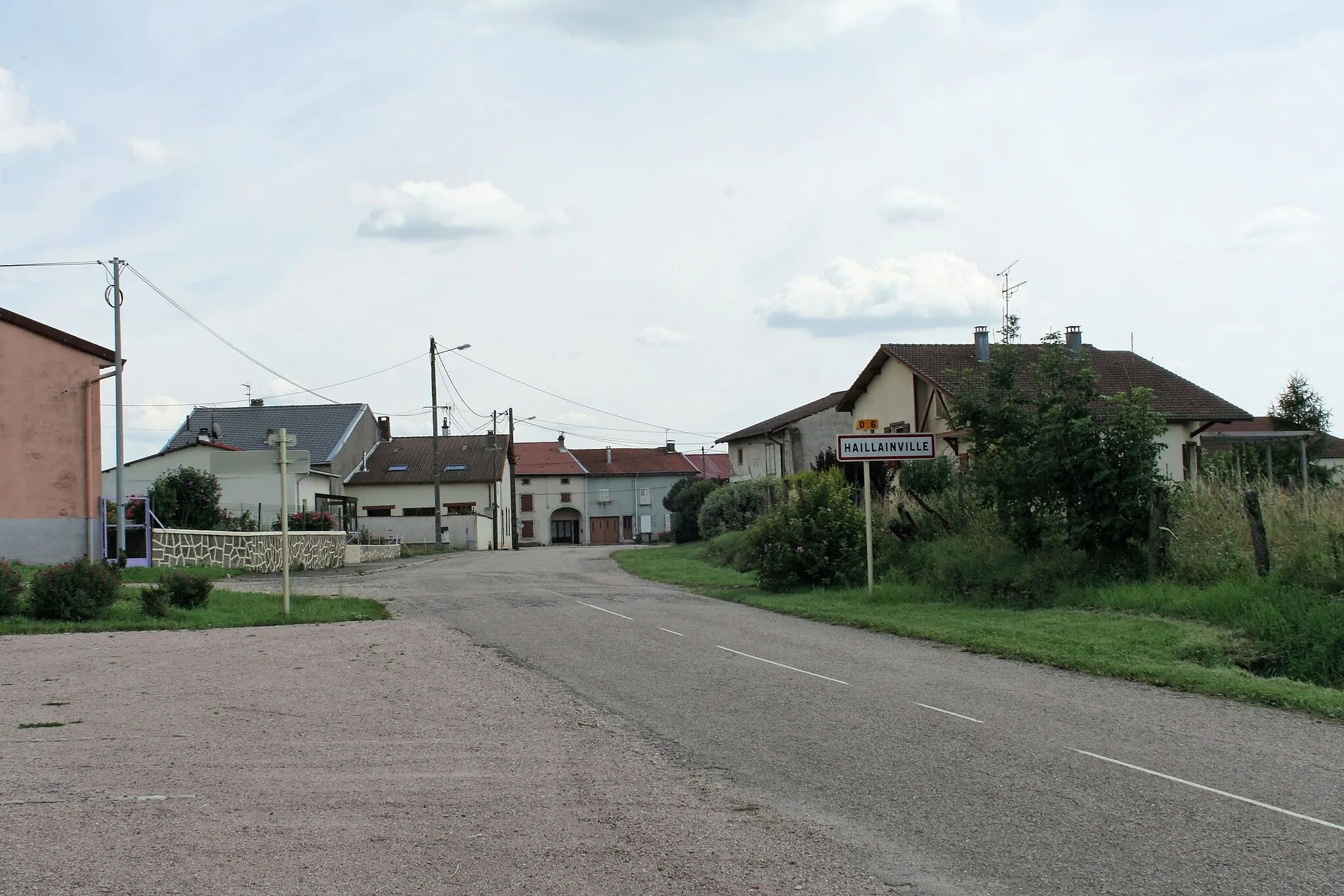 Photo showing: Entrée d'Haillainville (Vosges), par la route d'Essey.