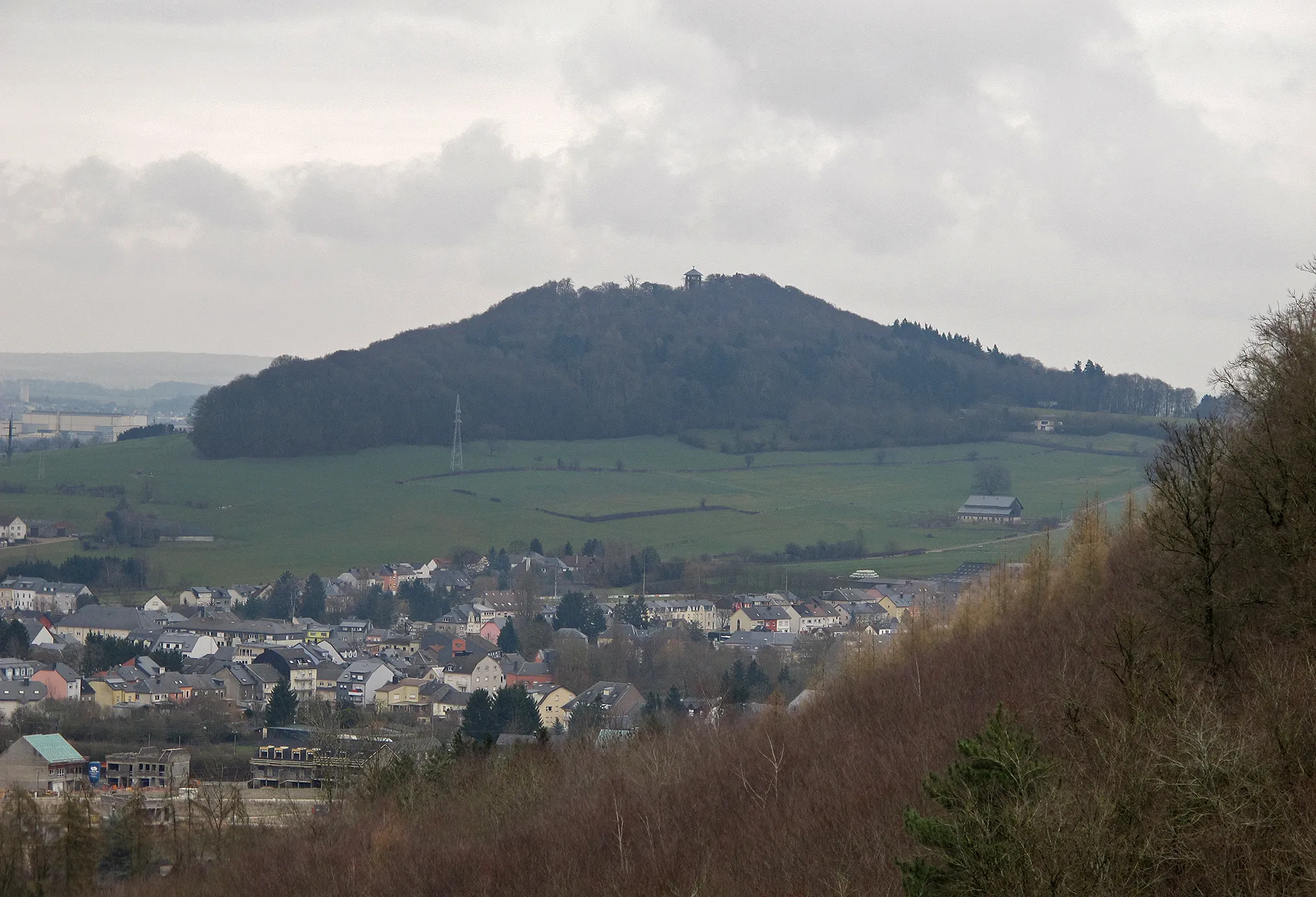 Photo showing: Mount St. Jean (Gehaansbierg) in Dudelange, Luxembourg, seen from Bromeschbierg near Kayl