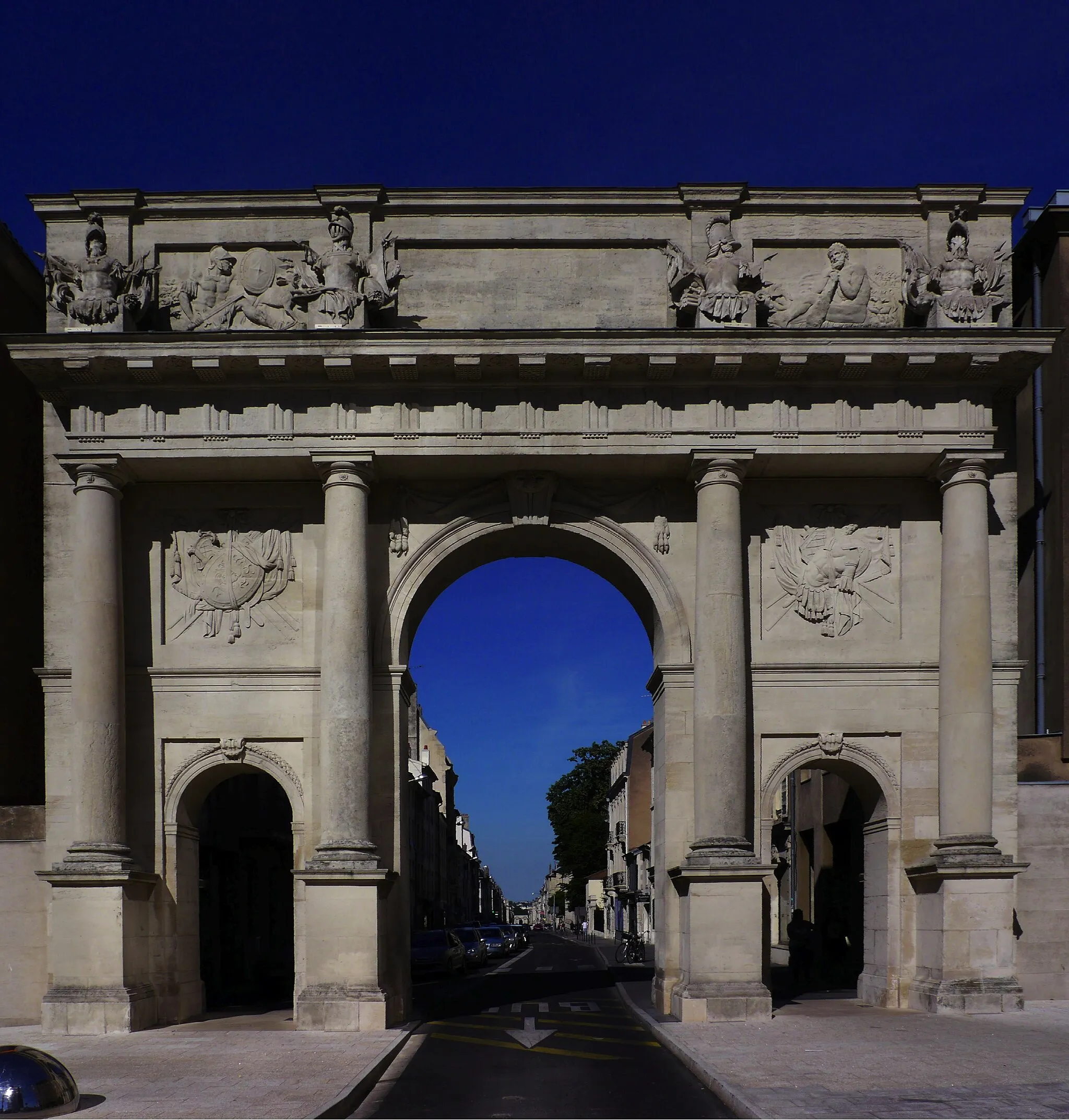 Photo showing: Porte Stanislas à Nancy, façade extérieure.
Édifiée au XVIII° siècle pour la nouvelle perspective à travers la ville-neuve de Nancy.