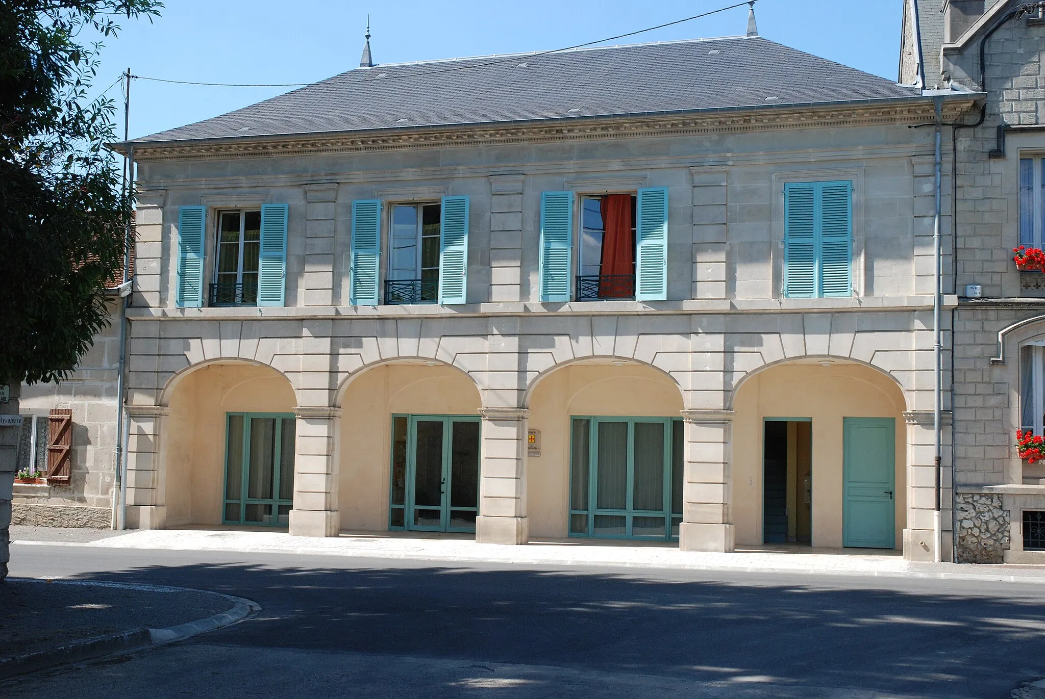 Photo showing: Bâtiment de la Mairie de Stainville restauré. L'ancienne salle de mairie était à l'étage. Deux logements communaux y ont été installés et la mairie est maintenant située au rez-de-chaussée ainsi qu'une agence postale communale