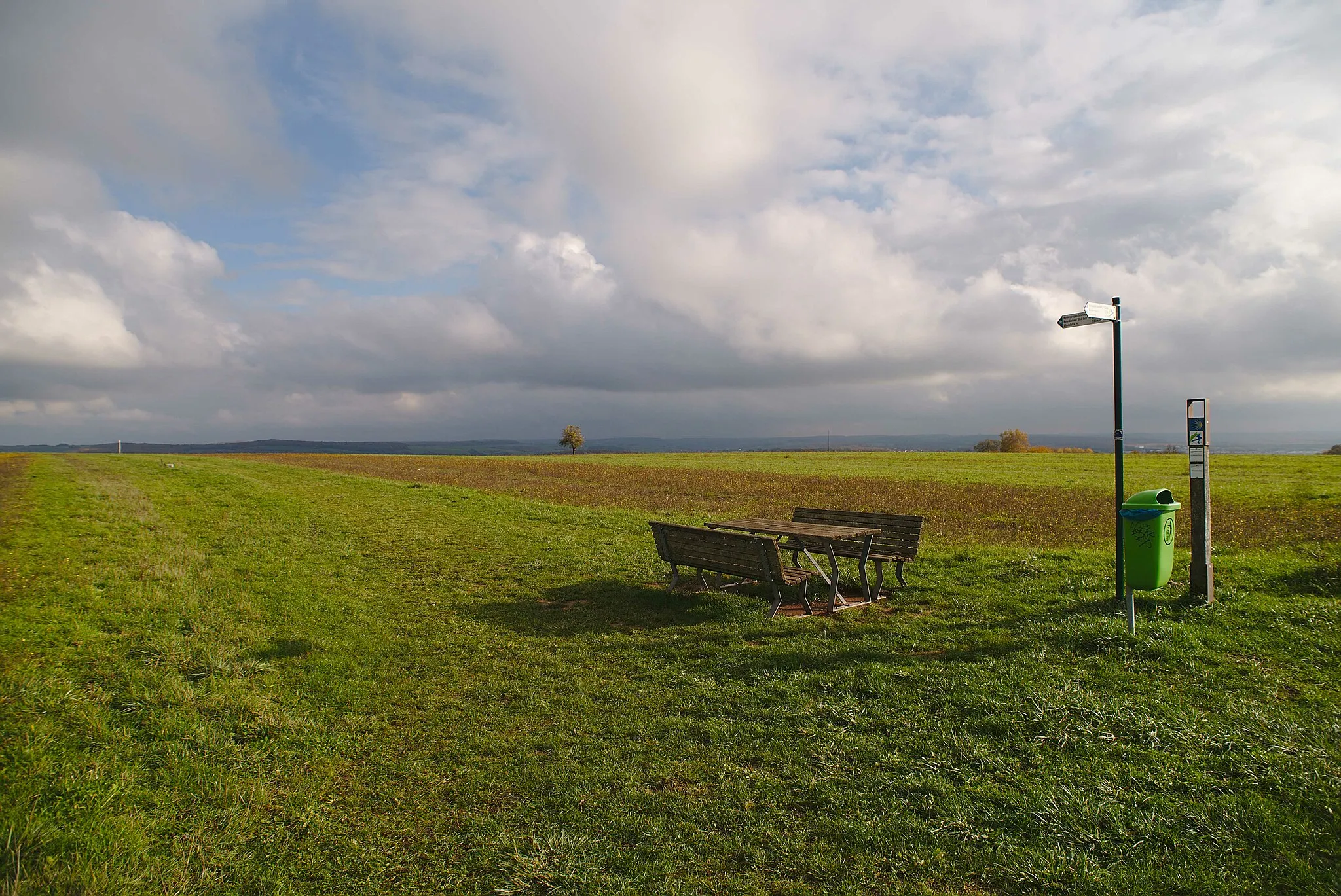 Photo showing: Der Rastplatz am Vogesenblick, leider ohne Blick auf die Vogesen wegen den vielen Wolken.