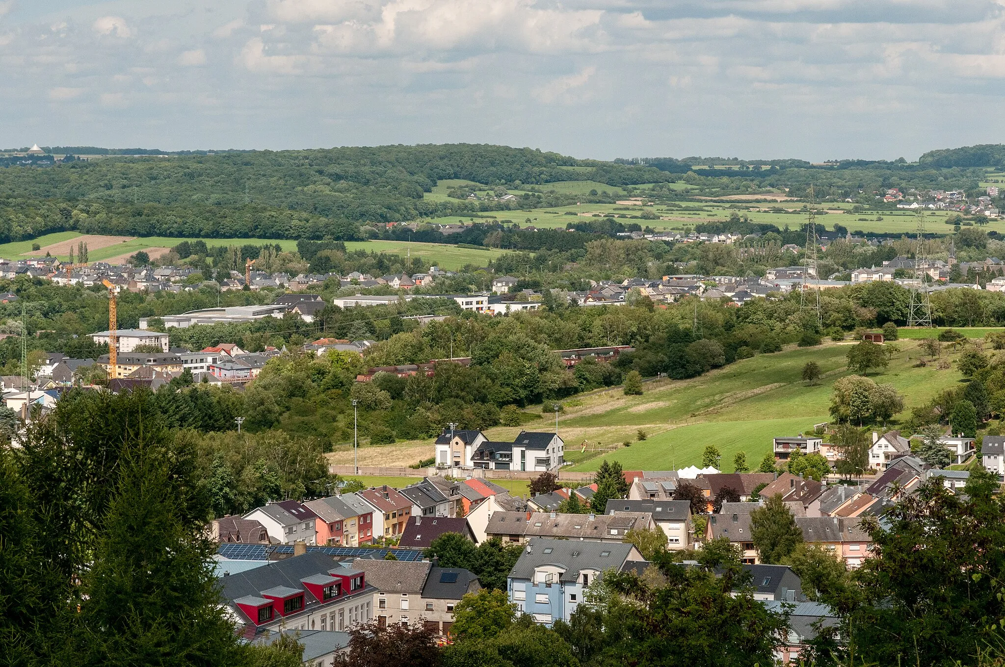 Photo showing: Eng Vue vum Mirador de Lamadelaine op Rodange a Péiteng.